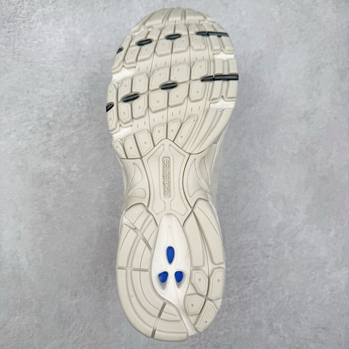 图片[9]-＃福利特价 New Balance NB530 新百伦复古透气跑步鞋 抛弃过往以皮革为主的人气轮廓 以极具复古风范的跑鞋外观呈现 设计上全鞋以简约清爽的纯白色作基底 鞋身覆盖大面积织物网眼材质 并于鞋头、鞋带孔眼片等细节处点缀对比鲜明的反光银镀层凸显 鞋舌、侧身等位置则辅以一贯的「N」字标志和品牌徽标彰显身份 最后通过搭载的 ABZORB 缓震中底完善整体造型 尺码：36 37 37.5 38 38.5 39 40 40.5 41 42 42.5 43 44 45-选品中心