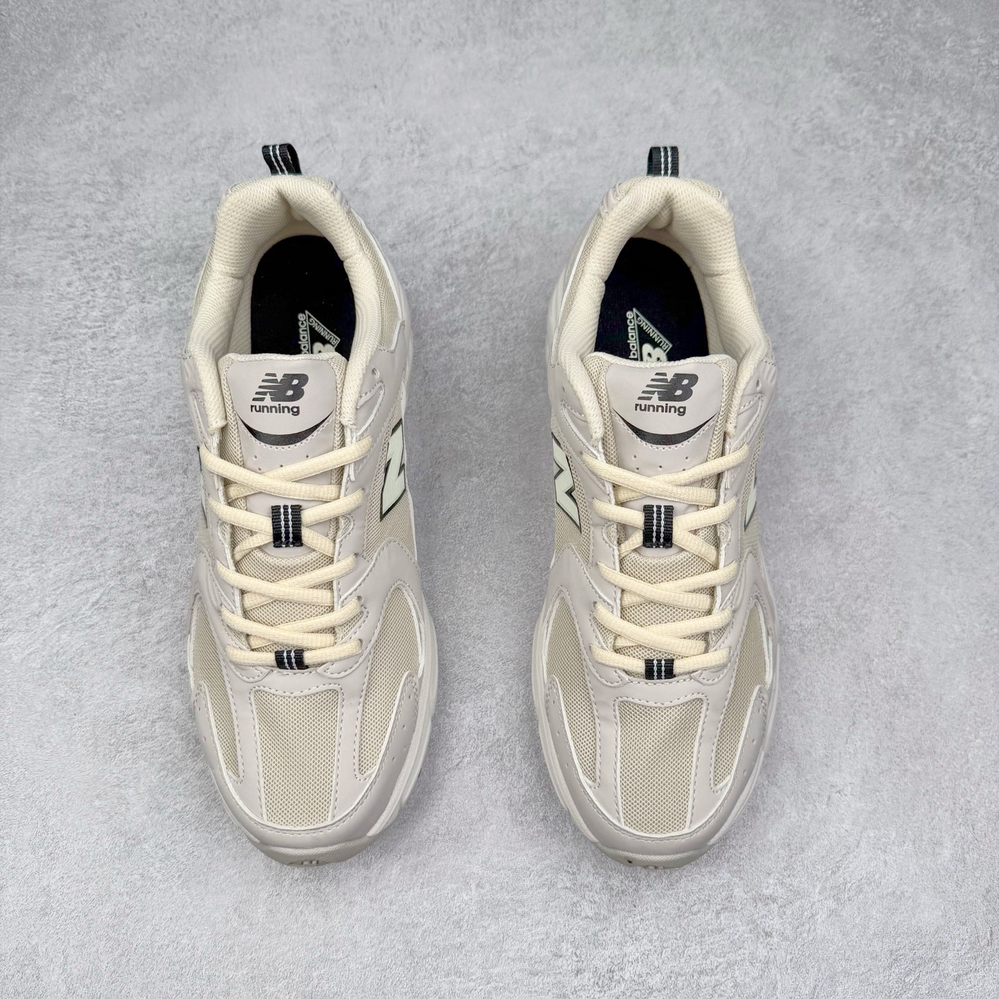 图片[2]-＃福利特价 New Balance NB530 新百伦复古透气跑步鞋 抛弃过往以皮革为主的人气轮廓 以极具复古风范的跑鞋外观呈现 设计上全鞋以简约清爽的纯白色作基底 鞋身覆盖大面积织物网眼材质 并于鞋头、鞋带孔眼片等细节处点缀对比鲜明的反光银镀层凸显 鞋舌、侧身等位置则辅以一贯的「N」字标志和品牌徽标彰显身份 最后通过搭载的 ABZORB 缓震中底完善整体造型 尺码：36 37 37.5 38 38.5 39 40 40.5 41 42 42.5 43 44 45-选品中心