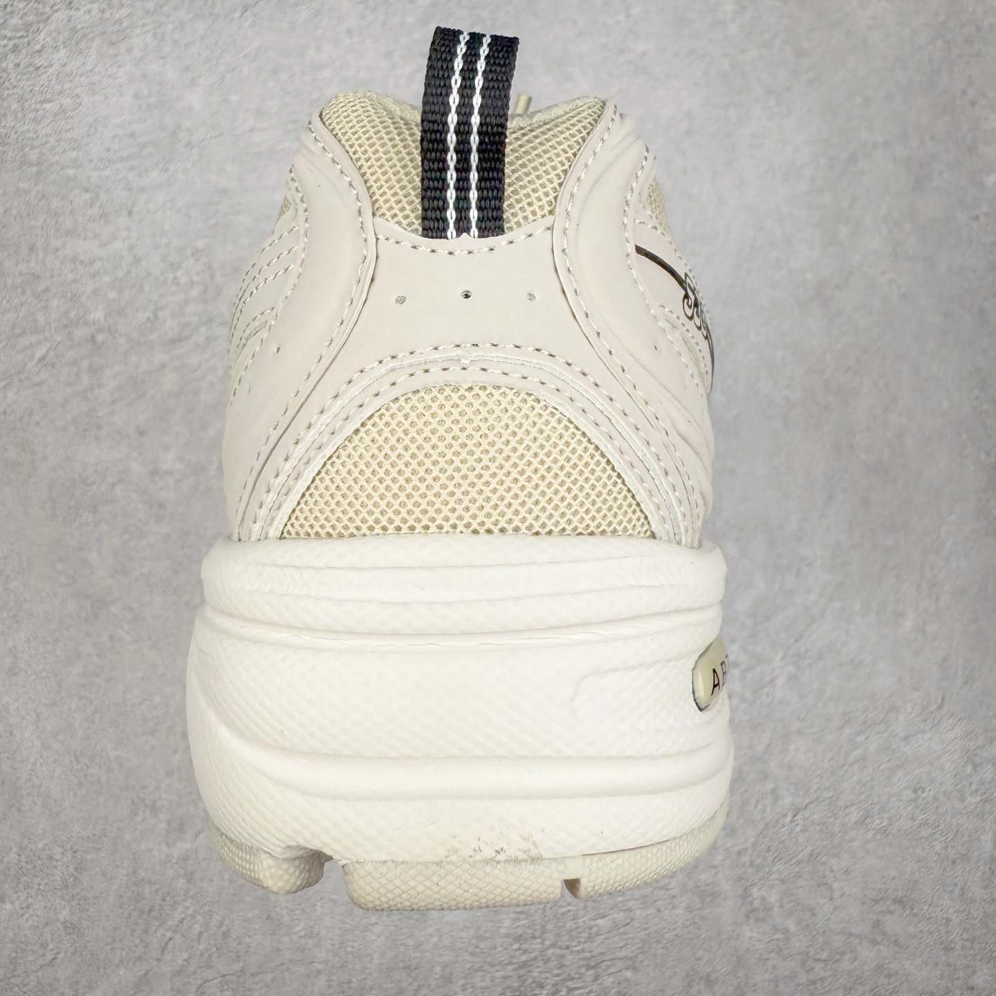 图片[8]-＃福利特价 New Balance NB530 新百伦复古透气跑步鞋 抛弃过往以皮革为主的人气轮廓 以极具复古风范的跑鞋外观呈现 设计上全鞋以简约清爽的纯白色作基底 鞋身覆盖大面积织物网眼材质 并于鞋头、鞋带孔眼片等细节处点缀对比鲜明的反光银镀层凸显 鞋舌、侧身等位置则辅以一贯的「N」字标志和品牌徽标彰显身份 最后通过搭载的 ABZORB 缓震中底完善整体造型 尺码：36 37 37.5 38 38.5 39 40 40.5 41 42 42.5 43 44 45-选品中心