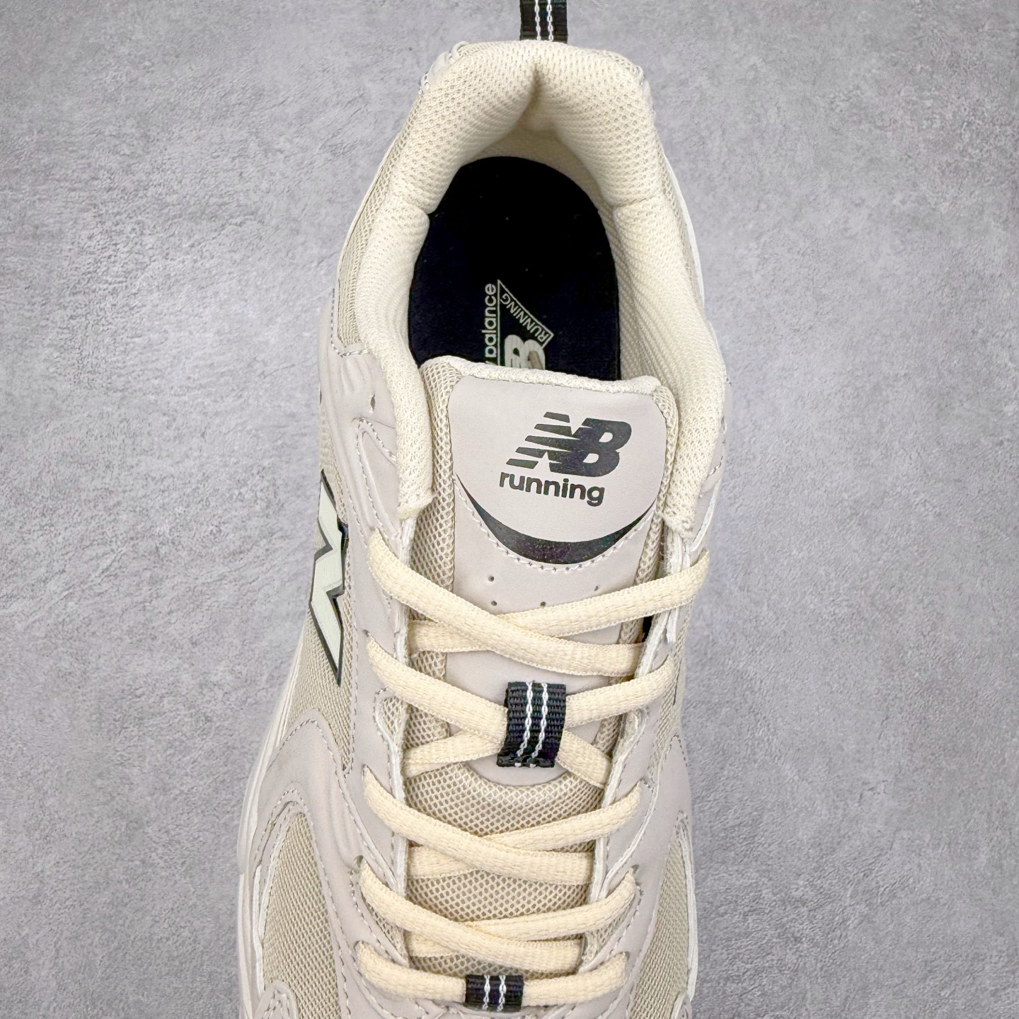 图片[5]-＃福利特价 New Balance NB530 新百伦复古透气跑步鞋 抛弃过往以皮革为主的人气轮廓 以极具复古风范的跑鞋外观呈现 设计上全鞋以简约清爽的纯白色作基底 鞋身覆盖大面积织物网眼材质 并于鞋头、鞋带孔眼片等细节处点缀对比鲜明的反光银镀层凸显 鞋舌、侧身等位置则辅以一贯的「N」字标志和品牌徽标彰显身份 最后通过搭载的 ABZORB 缓震中底完善整体造型 尺码：36 37 37.5 38 38.5 39 40 40.5 41 42 42.5 43 44 45-选品中心