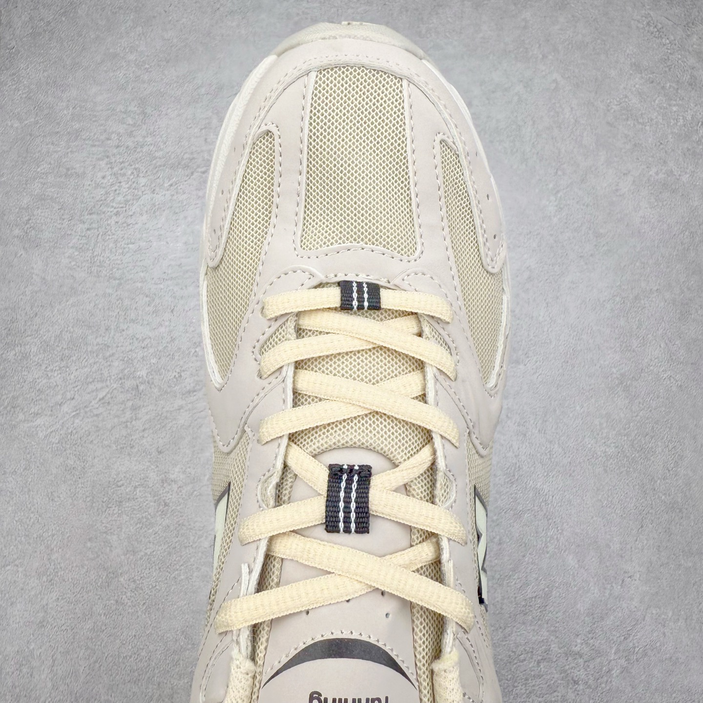 图片[4]-＃福利特价 New Balance NB530 新百伦复古透气跑步鞋 抛弃过往以皮革为主的人气轮廓 以极具复古风范的跑鞋外观呈现 设计上全鞋以简约清爽的纯白色作基底 鞋身覆盖大面积织物网眼材质 并于鞋头、鞋带孔眼片等细节处点缀对比鲜明的反光银镀层凸显 鞋舌、侧身等位置则辅以一贯的「N」字标志和品牌徽标彰显身份 最后通过搭载的 ABZORB 缓震中底完善整体造型 尺码：36 37 37.5 38 38.5 39 40 40.5 41 42 42.5 43 44 45-选品中心