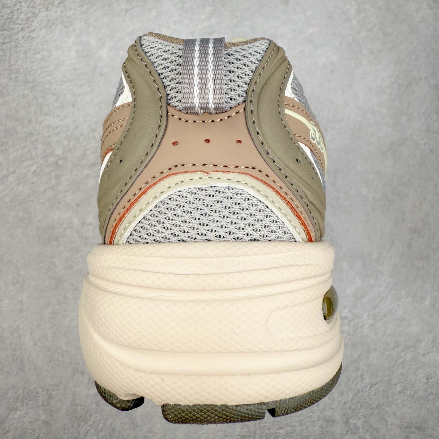 图片[8]-＃福利特价 New Balance NB530 新百伦复古透气跑步鞋 抛弃过往以皮革为主的人气轮廓 以极具复古风范的跑鞋外观呈现 设计上全鞋以简约清爽的纯白色作基底 鞋身覆盖大面积织物网眼材质 并于鞋头、鞋带孔眼片等细节处点缀对比鲜明的反光银镀层凸显 鞋舌、侧身等位置则辅以一贯的「N」字标志和品牌徽标彰显身份 最后通过搭载的 ABZORB 缓震中底完善整体造型 尺码：36 37 37.5 38 38.5 39 40 40.5 41 42 42.5 43 44 45-选品中心