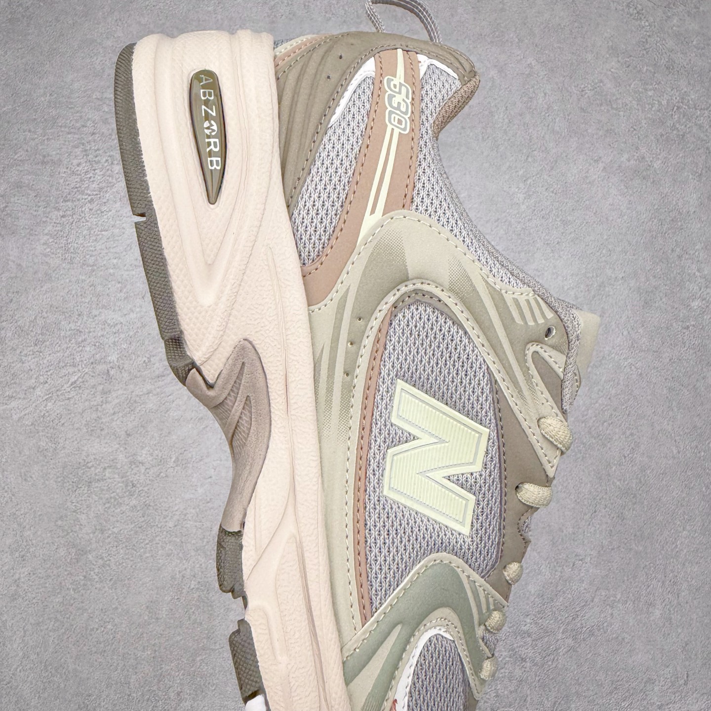 图片[6]-＃福利特价 New Balance NB530 新百伦复古透气跑步鞋 抛弃过往以皮革为主的人气轮廓 以极具复古风范的跑鞋外观呈现 设计上全鞋以简约清爽的纯白色作基底 鞋身覆盖大面积织物网眼材质 并于鞋头、鞋带孔眼片等细节处点缀对比鲜明的反光银镀层凸显 鞋舌、侧身等位置则辅以一贯的「N」字标志和品牌徽标彰显身份 最后通过搭载的 ABZORB 缓震中底完善整体造型 尺码：36 37 37.5 38 38.5 39 40 40.5 41 42 42.5 43 44 45-选品中心