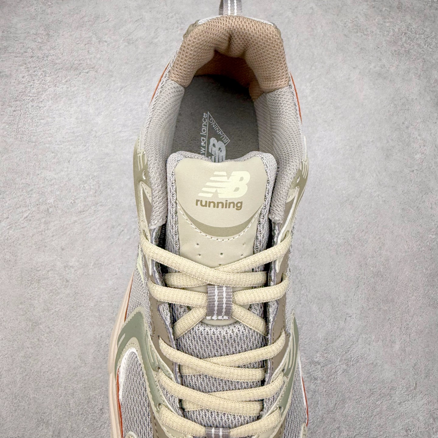 图片[5]-＃福利特价 New Balance NB530 新百伦复古透气跑步鞋 抛弃过往以皮革为主的人气轮廓 以极具复古风范的跑鞋外观呈现 设计上全鞋以简约清爽的纯白色作基底 鞋身覆盖大面积织物网眼材质 并于鞋头、鞋带孔眼片等细节处点缀对比鲜明的反光银镀层凸显 鞋舌、侧身等位置则辅以一贯的「N」字标志和品牌徽标彰显身份 最后通过搭载的 ABZORB 缓震中底完善整体造型 尺码：36 37 37.5 38 38.5 39 40 40.5 41 42 42.5 43 44 45-选品中心