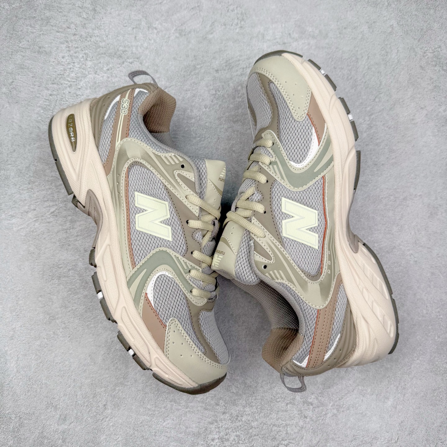 图片[3]-＃福利特价 New Balance NB530 新百伦复古透气跑步鞋 抛弃过往以皮革为主的人气轮廓 以极具复古风范的跑鞋外观呈现 设计上全鞋以简约清爽的纯白色作基底 鞋身覆盖大面积织物网眼材质 并于鞋头、鞋带孔眼片等细节处点缀对比鲜明的反光银镀层凸显 鞋舌、侧身等位置则辅以一贯的「N」字标志和品牌徽标彰显身份 最后通过搭载的 ABZORB 缓震中底完善整体造型 尺码：36 37 37.5 38 38.5 39 40 40.5 41 42 42.5 43 44 45-选品中心