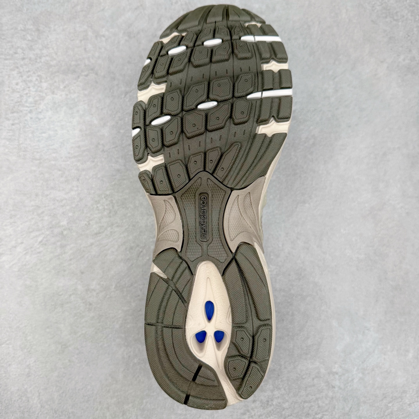 图片[9]-＃福利特价 New Balance NB530 新百伦复古透气跑步鞋 抛弃过往以皮革为主的人气轮廓 以极具复古风范的跑鞋外观呈现 设计上全鞋以简约清爽的纯白色作基底 鞋身覆盖大面积织物网眼材质 并于鞋头、鞋带孔眼片等细节处点缀对比鲜明的反光银镀层凸显 鞋舌、侧身等位置则辅以一贯的「N」字标志和品牌徽标彰显身份 最后通过搭载的 ABZORB 缓震中底完善整体造型 尺码：36 37 37.5 38 38.5 39 40 40.5 41 42 42.5 43 44 45-选品中心