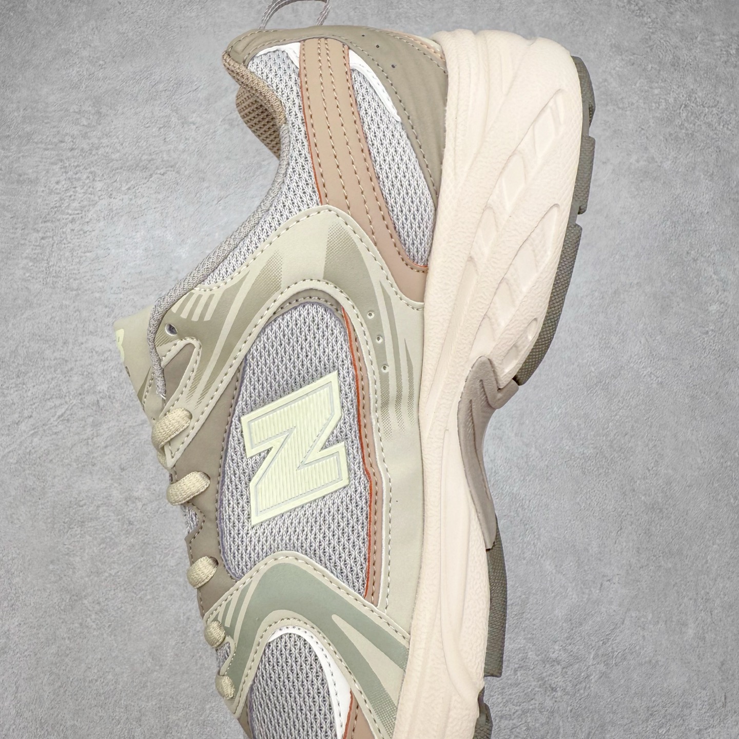 图片[7]-＃福利特价 New Balance NB530 新百伦复古透气跑步鞋 抛弃过往以皮革为主的人气轮廓 以极具复古风范的跑鞋外观呈现 设计上全鞋以简约清爽的纯白色作基底 鞋身覆盖大面积织物网眼材质 并于鞋头、鞋带孔眼片等细节处点缀对比鲜明的反光银镀层凸显 鞋舌、侧身等位置则辅以一贯的「N」字标志和品牌徽标彰显身份 最后通过搭载的 ABZORB 缓震中底完善整体造型 尺码：36 37 37.5 38 38.5 39 40 40.5 41 42 42.5 43 44 45-选品中心