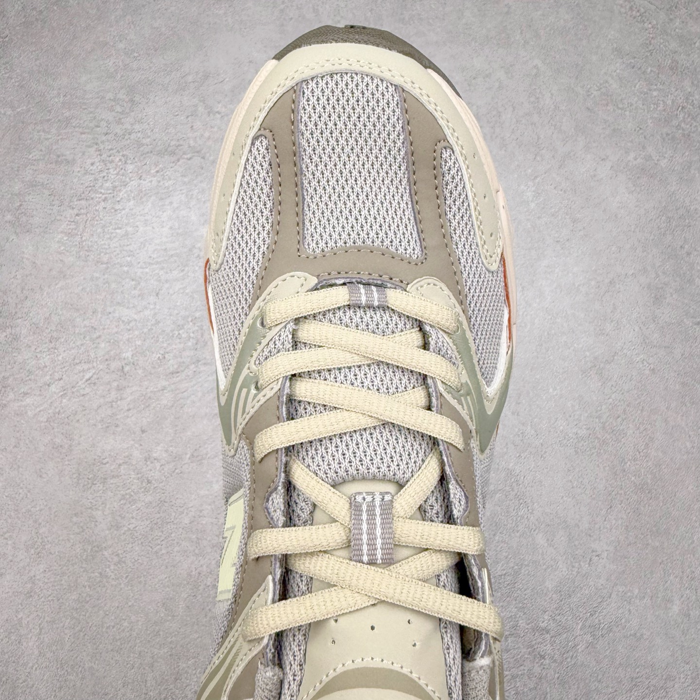 图片[4]-＃福利特价 New Balance NB530 新百伦复古透气跑步鞋 抛弃过往以皮革为主的人气轮廓 以极具复古风范的跑鞋外观呈现 设计上全鞋以简约清爽的纯白色作基底 鞋身覆盖大面积织物网眼材质 并于鞋头、鞋带孔眼片等细节处点缀对比鲜明的反光银镀层凸显 鞋舌、侧身等位置则辅以一贯的「N」字标志和品牌徽标彰显身份 最后通过搭载的 ABZORB 缓震中底完善整体造型 尺码：36 37 37.5 38 38.5 39 40 40.5 41 42 42.5 43 44 45-选品中心