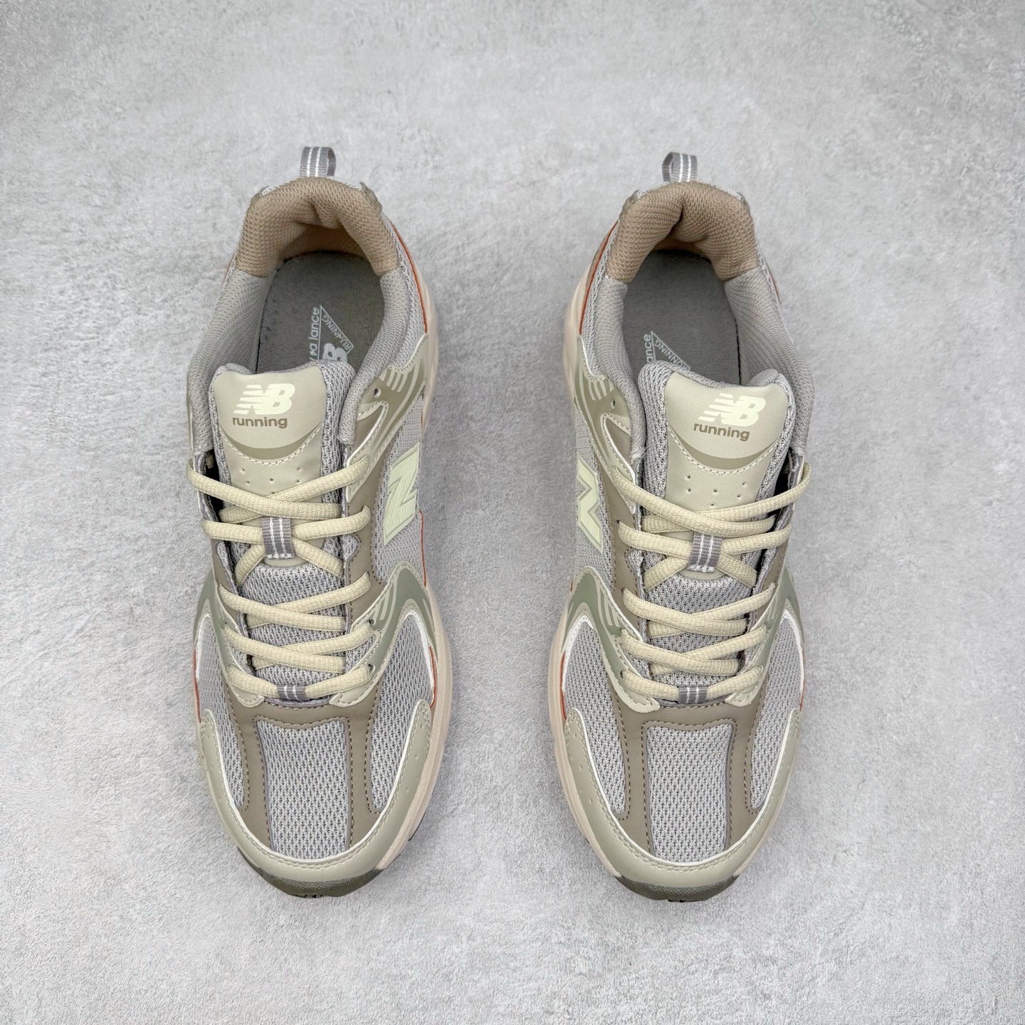 图片[2]-＃福利特价 New Balance NB530 新百伦复古透气跑步鞋 抛弃过往以皮革为主的人气轮廓 以极具复古风范的跑鞋外观呈现 设计上全鞋以简约清爽的纯白色作基底 鞋身覆盖大面积织物网眼材质 并于鞋头、鞋带孔眼片等细节处点缀对比鲜明的反光银镀层凸显 鞋舌、侧身等位置则辅以一贯的「N」字标志和品牌徽标彰显身份 最后通过搭载的 ABZORB 缓震中底完善整体造型 尺码：36 37 37.5 38 38.5 39 40 40.5 41 42 42.5 43 44 45-选品中心