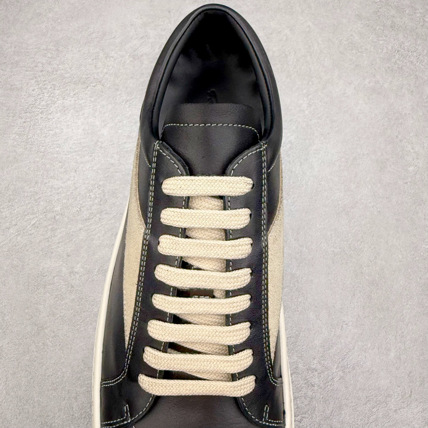 图片[5]-＃F纯原 Rick Owens Edfu 瑞克·欧文斯低帮皮面时尚运动板鞋 最新版底模 drkshdw字体凸出来的 无半点色差 斜纹布的材质和间距都是极致还原 【鞋头采用原版一致工艺 又翘又歪的效果目前这个技术市面上的任何版本都达不到这个效果】【经历了3个半月时间洪师傅带领8人团队终于研究出1-1复刻还原版本 东莞厚街洪师傅是一位有着17年的开板师经验丰富的一位老师傅 一针一孔的研究 私模开发205个走针69个细节一步到位不敢说百分百💯保证有百分之98还原 慢工出细活 好的产品不怕晚 这次的开发针对艺术家 收藏家 高品质的人群 定制品牌logo的拉链 超大一比一规格礼盒装 重达3斤以上 外加定制欧文斯保护盒 配有日文、英文 双语种配件卡片 细节诠释 一件不落 鞋盒翻盖 三标 正面+底部都一一做到 虽然增加不了实质的成本 但是打磨产品的细节 再微小也会还原 尺码：38 39 40 41 42 43 44 45 46-选品中心