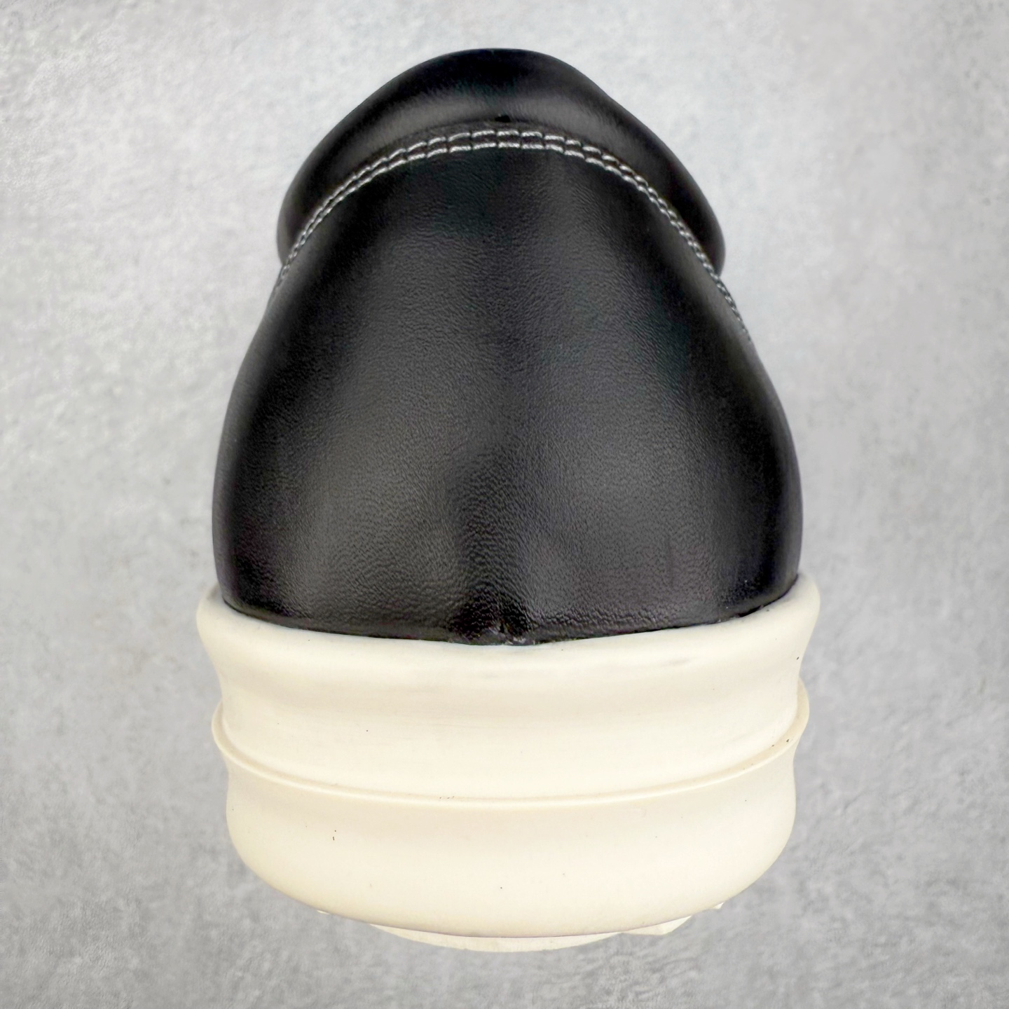 图片[8]-＃F纯原 Rick Owens Edfu 瑞克·欧文斯低帮皮面时尚运动板鞋 最新版底模 drkshdw字体凸出来的 无半点色差 斜纹布的材质和间距都是极致还原 【鞋头采用原版一致工艺 又翘又歪的效果目前这个技术市面上的任何版本都达不到这个效果】【经历了3个半月时间洪师傅带领8人团队终于研究出1-1复刻还原版本 东莞厚街洪师傅是一位有着17年的开板师经验丰富的一位老师傅 一针一孔的研究 私模开发205个走针69个细节一步到位不敢说百分百💯保证有百分之98还原 慢工出细活 好的产品不怕晚 这次的开发针对艺术家 收藏家 高品质的人群 定制品牌logo的拉链 超大一比一规格礼盒装 重达3斤以上 外加定制欧文斯保护盒 配有日文、英文 双语种配件卡片 细节诠释 一件不落 鞋盒翻盖 三标 正面+底部都一一做到 虽然增加不了实质的成本 但是打磨产品的细节 再微小也会还原 尺码：38 39 40 41 42 43 44 45 46-选品中心