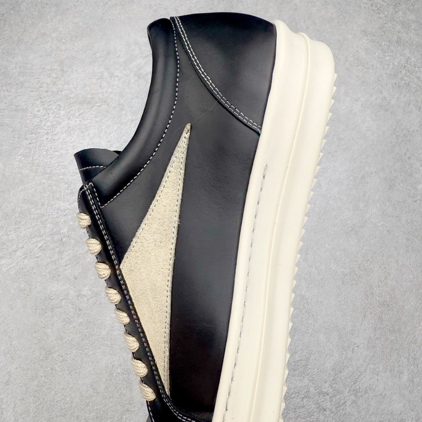 图片[7]-＃F纯原 Rick Owens Edfu 瑞克·欧文斯低帮皮面时尚运动板鞋 最新版底模 drkshdw字体凸出来的 无半点色差 斜纹布的材质和间距都是极致还原 【鞋头采用原版一致工艺 又翘又歪的效果目前这个技术市面上的任何版本都达不到这个效果】【经历了3个半月时间洪师傅带领8人团队终于研究出1-1复刻还原版本 东莞厚街洪师傅是一位有着17年的开板师经验丰富的一位老师傅 一针一孔的研究 私模开发205个走针69个细节一步到位不敢说百分百💯保证有百分之98还原 慢工出细活 好的产品不怕晚 这次的开发针对艺术家 收藏家 高品质的人群 定制品牌logo的拉链 超大一比一规格礼盒装 重达3斤以上 外加定制欧文斯保护盒 配有日文、英文 双语种配件卡片 细节诠释 一件不落 鞋盒翻盖 三标 正面+底部都一一做到 虽然增加不了实质的成本 但是打磨产品的细节 再微小也会还原 尺码：38 39 40 41 42 43 44 45 46-选品中心