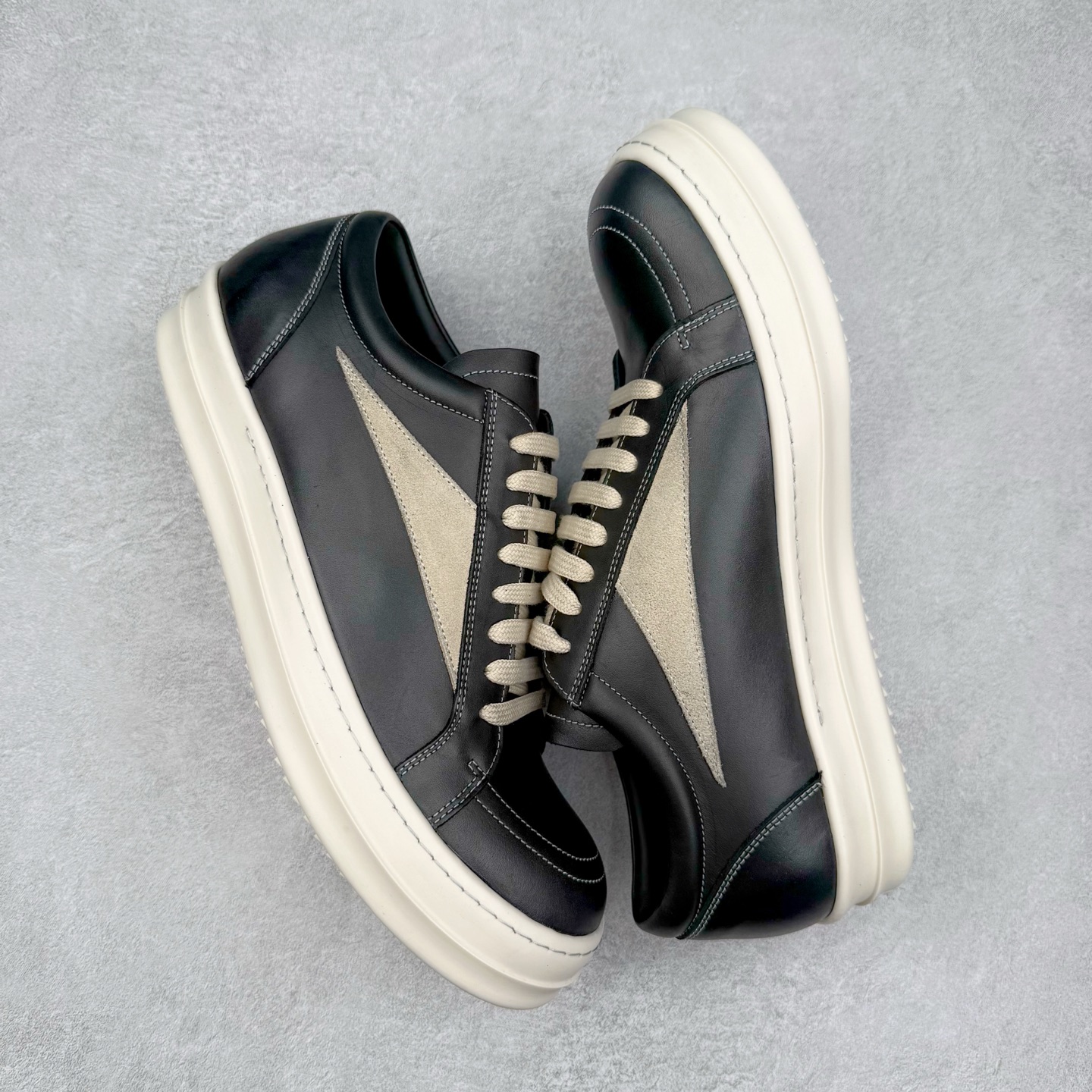 图片[3]-＃F纯原 Rick Owens Edfu 瑞克·欧文斯低帮皮面时尚运动板鞋 最新版底模 drkshdw字体凸出来的 无半点色差 斜纹布的材质和间距都是极致还原 【鞋头采用原版一致工艺 又翘又歪的效果目前这个技术市面上的任何版本都达不到这个效果】【经历了3个半月时间洪师傅带领8人团队终于研究出1-1复刻还原版本 东莞厚街洪师傅是一位有着17年的开板师经验丰富的一位老师傅 一针一孔的研究 私模开发205个走针69个细节一步到位不敢说百分百💯保证有百分之98还原 慢工出细活 好的产品不怕晚 这次的开发针对艺术家 收藏家 高品质的人群 定制品牌logo的拉链 超大一比一规格礼盒装 重达3斤以上 外加定制欧文斯保护盒 配有日文、英文 双语种配件卡片 细节诠释 一件不落 鞋盒翻盖 三标 正面+底部都一一做到 虽然增加不了实质的成本 但是打磨产品的细节 再微小也会还原 尺码：38 39 40 41 42 43 44 45 46-选品中心