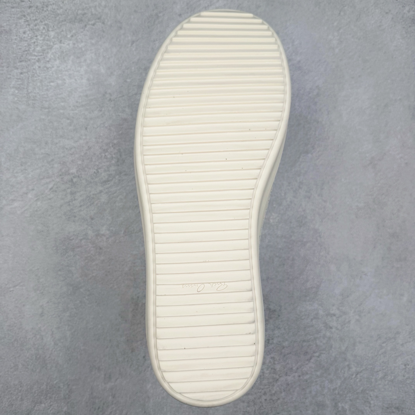 图片[9]-＃F纯原 Rick Owens Edfu 瑞克·欧文斯低帮皮面时尚运动板鞋 最新版底模 drkshdw字体凸出来的 无半点色差 斜纹布的材质和间距都是极致还原 【鞋头采用原版一致工艺 又翘又歪的效果目前这个技术市面上的任何版本都达不到这个效果】【经历了3个半月时间洪师傅带领8人团队终于研究出1-1复刻还原版本 东莞厚街洪师傅是一位有着17年的开板师经验丰富的一位老师傅 一针一孔的研究 私模开发205个走针69个细节一步到位不敢说百分百💯保证有百分之98还原 慢工出细活 好的产品不怕晚 这次的开发针对艺术家 收藏家 高品质的人群 定制品牌logo的拉链 超大一比一规格礼盒装 重达3斤以上 外加定制欧文斯保护盒 配有日文、英文 双语种配件卡片 细节诠释 一件不落 鞋盒翻盖 三标 正面+底部都一一做到 虽然增加不了实质的成本 但是打磨产品的细节 再微小也会还原 尺码：38 39 40 41 42 43 44 45 46-选品中心