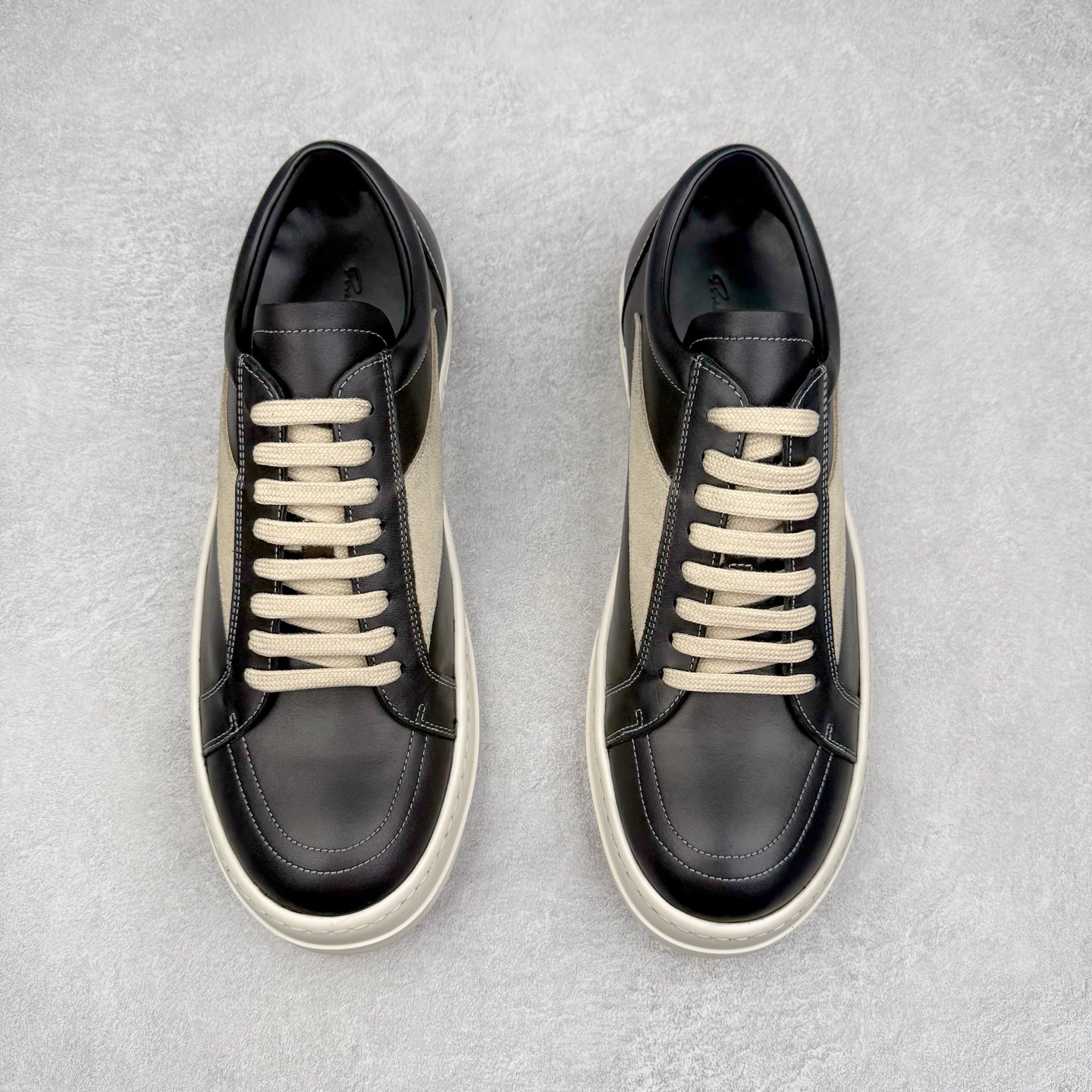 图片[2]-＃F纯原 Rick Owens Edfu 瑞克·欧文斯低帮皮面时尚运动板鞋 最新版底模 drkshdw字体凸出来的 无半点色差 斜纹布的材质和间距都是极致还原 【鞋头采用原版一致工艺 又翘又歪的效果目前这个技术市面上的任何版本都达不到这个效果】【经历了3个半月时间洪师傅带领8人团队终于研究出1-1复刻还原版本 东莞厚街洪师傅是一位有着17年的开板师经验丰富的一位老师傅 一针一孔的研究 私模开发205个走针69个细节一步到位不敢说百分百💯保证有百分之98还原 慢工出细活 好的产品不怕晚 这次的开发针对艺术家 收藏家 高品质的人群 定制品牌logo的拉链 超大一比一规格礼盒装 重达3斤以上 外加定制欧文斯保护盒 配有日文、英文 双语种配件卡片 细节诠释 一件不落 鞋盒翻盖 三标 正面+底部都一一做到 虽然增加不了实质的成本 但是打磨产品的细节 再微小也会还原 尺码：38 39 40 41 42 43 44 45 46-选品中心