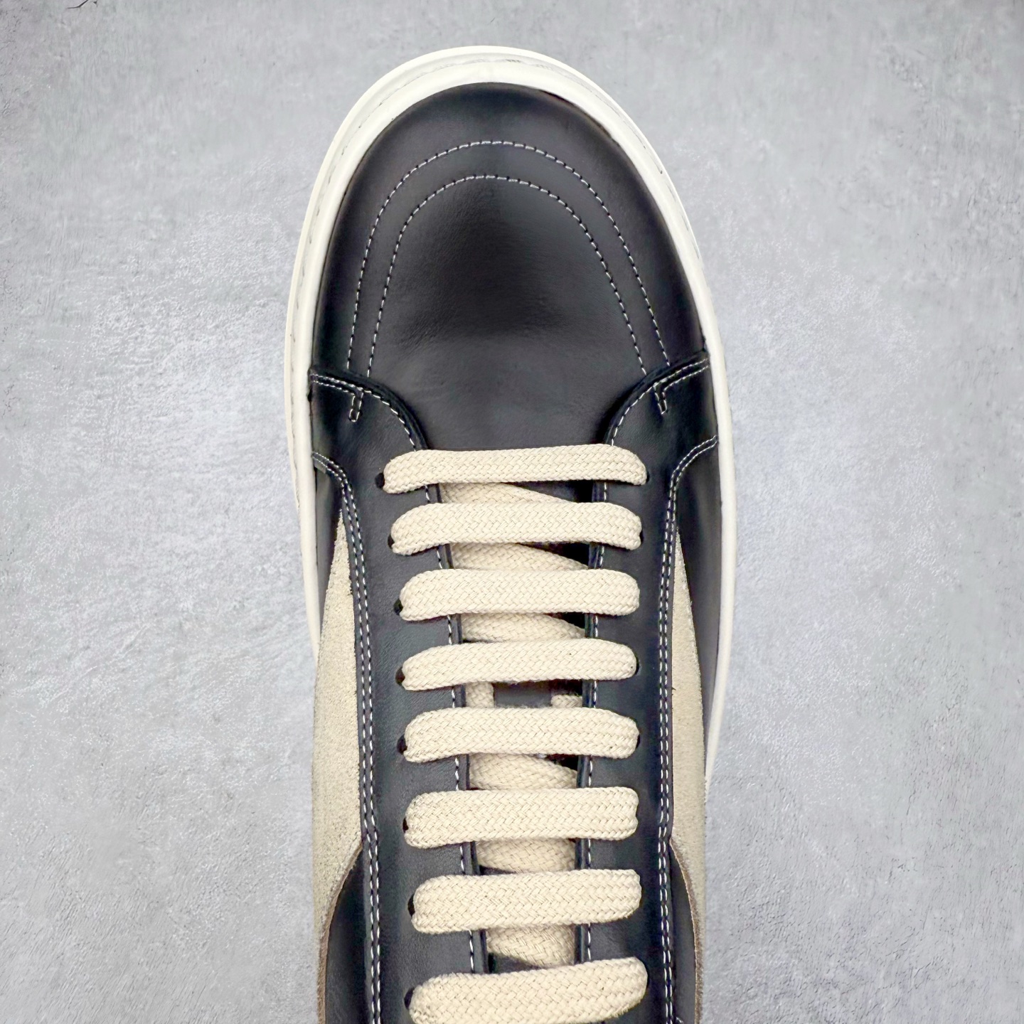 图片[4]-＃F纯原 Rick Owens Edfu 瑞克·欧文斯低帮皮面时尚运动板鞋 最新版底模 drkshdw字体凸出来的 无半点色差 斜纹布的材质和间距都是极致还原 【鞋头采用原版一致工艺 又翘又歪的效果目前这个技术市面上的任何版本都达不到这个效果】【经历了3个半月时间洪师傅带领8人团队终于研究出1-1复刻还原版本 东莞厚街洪师傅是一位有着17年的开板师经验丰富的一位老师傅 一针一孔的研究 私模开发205个走针69个细节一步到位不敢说百分百💯保证有百分之98还原 慢工出细活 好的产品不怕晚 这次的开发针对艺术家 收藏家 高品质的人群 定制品牌logo的拉链 超大一比一规格礼盒装 重达3斤以上 外加定制欧文斯保护盒 配有日文、英文 双语种配件卡片 细节诠释 一件不落 鞋盒翻盖 三标 正面+底部都一一做到 虽然增加不了实质的成本 但是打磨产品的细节 再微小也会还原 尺码：38 39 40 41 42 43 44 45 46-选品中心