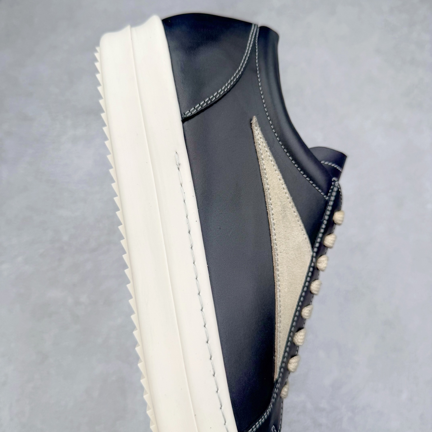 图片[6]-＃F纯原 Rick Owens Edfu 瑞克·欧文斯低帮皮面时尚运动板鞋 最新版底模 drkshdw字体凸出来的 无半点色差 斜纹布的材质和间距都是极致还原 【鞋头采用原版一致工艺 又翘又歪的效果目前这个技术市面上的任何版本都达不到这个效果】【经历了3个半月时间洪师傅带领8人团队终于研究出1-1复刻还原版本 东莞厚街洪师傅是一位有着17年的开板师经验丰富的一位老师傅 一针一孔的研究 私模开发205个走针69个细节一步到位不敢说百分百💯保证有百分之98还原 慢工出细活 好的产品不怕晚 这次的开发针对艺术家 收藏家 高品质的人群 定制品牌logo的拉链 超大一比一规格礼盒装 重达3斤以上 外加定制欧文斯保护盒 配有日文、英文 双语种配件卡片 细节诠释 一件不落 鞋盒翻盖 三标 正面+底部都一一做到 虽然增加不了实质的成本 但是打磨产品的细节 再微小也会还原 尺码：38 39 40 41 42 43 44 45 46-选品中心