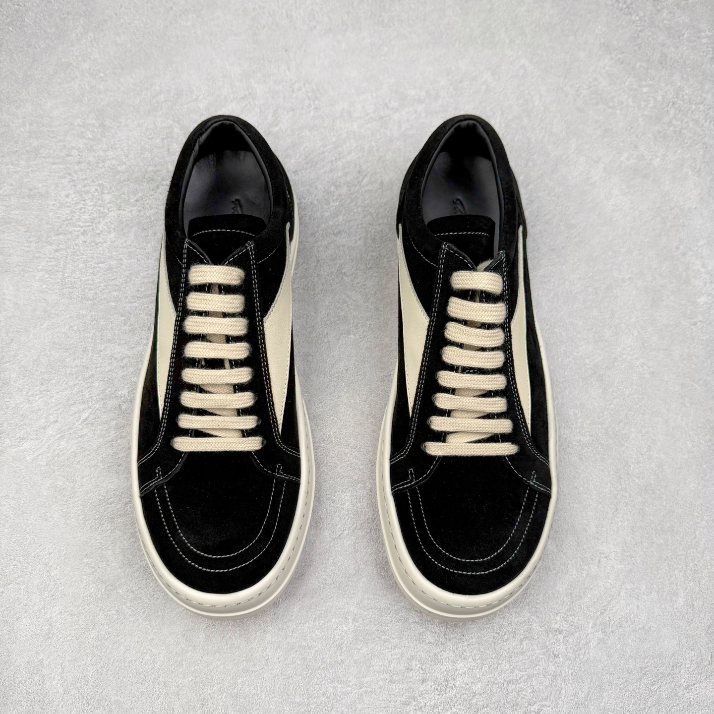 图片[2]-＃F纯原 Rick Owens Edfu 瑞克·欧文斯低帮皮面时尚运动板鞋 最新版底模 drkshdw字体凸出来的 无半点色差 斜纹布的材质和间距都是极致还原 【鞋头采用原版一致工艺 又翘又歪的效果目前这个技术市面上的任何版本都达不到这个效果】【经历了3个半月时间洪师傅带领8人团队终于研究出1-1复刻还原版本 东莞厚街洪师傅是一位有着17年的开板师经验丰富的一位老师傅 一针一孔的研究 私模开发205个走针69个细节一步到位不敢说百分百💯保证有百分之98还原 慢工出细活 好的产品不怕晚 这次的开发针对艺术家 收藏家 高品质的人群 定制品牌logo的拉链 超大一比一规格礼盒装 重达3斤以上 外加定制欧文斯保护盒 配有日文、英文 双语种配件卡片 细节诠释 一件不落 鞋盒翻盖 三标 正面+底部都一一做到 虽然增加不了实质的成本 但是打磨产品的细节 再微小也会还原 尺码：38 39 40 41 42 43 44 45 46-选品中心