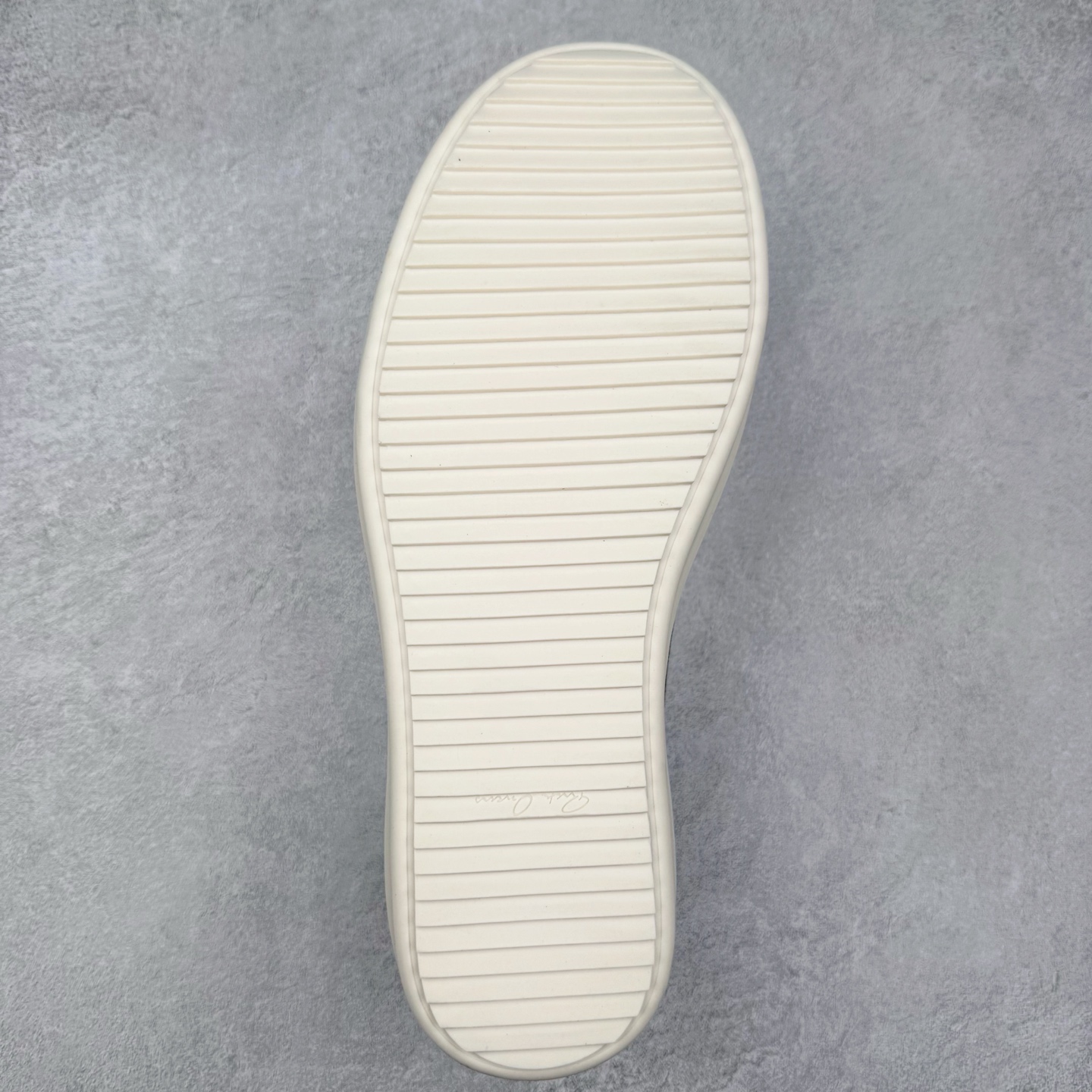 图片[9]-＃F纯原 Rick Owens Edfu 瑞克·欧文斯低帮皮面时尚运动板鞋 最新版底模 drkshdw字体凸出来的 无半点色差 斜纹布的材质和间距都是极致还原 【鞋头采用原版一致工艺 又翘又歪的效果目前这个技术市面上的任何版本都达不到这个效果】【经历了3个半月时间洪师傅带领8人团队终于研究出1-1复刻还原版本 东莞厚街洪师傅是一位有着17年的开板师经验丰富的一位老师傅 一针一孔的研究 私模开发205个走针69个细节一步到位不敢说百分百💯保证有百分之98还原 慢工出细活 好的产品不怕晚 这次的开发针对艺术家 收藏家 高品质的人群 定制品牌logo的拉链 超大一比一规格礼盒装 重达3斤以上 外加定制欧文斯保护盒 配有日文、英文 双语种配件卡片 细节诠释 一件不落 鞋盒翻盖 三标 正面+底部都一一做到 虽然增加不了实质的成本 但是打磨产品的细节 再微小也会还原 尺码：38 39 40 41 42 43 44 45 46-选品中心