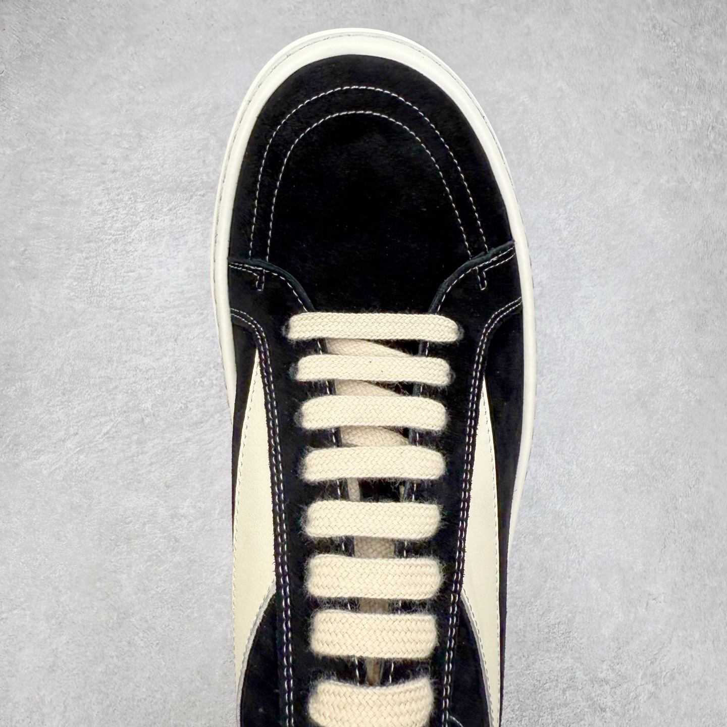 图片[4]-＃F纯原 Rick Owens Edfu 瑞克·欧文斯低帮皮面时尚运动板鞋 最新版底模 drkshdw字体凸出来的 无半点色差 斜纹布的材质和间距都是极致还原 【鞋头采用原版一致工艺 又翘又歪的效果目前这个技术市面上的任何版本都达不到这个效果】【经历了3个半月时间洪师傅带领8人团队终于研究出1-1复刻还原版本 东莞厚街洪师傅是一位有着17年的开板师经验丰富的一位老师傅 一针一孔的研究 私模开发205个走针69个细节一步到位不敢说百分百💯保证有百分之98还原 慢工出细活 好的产品不怕晚 这次的开发针对艺术家 收藏家 高品质的人群 定制品牌logo的拉链 超大一比一规格礼盒装 重达3斤以上 外加定制欧文斯保护盒 配有日文、英文 双语种配件卡片 细节诠释 一件不落 鞋盒翻盖 三标 正面+底部都一一做到 虽然增加不了实质的成本 但是打磨产品的细节 再微小也会还原 尺码：38 39 40 41 42 43 44 45 46-选品中心