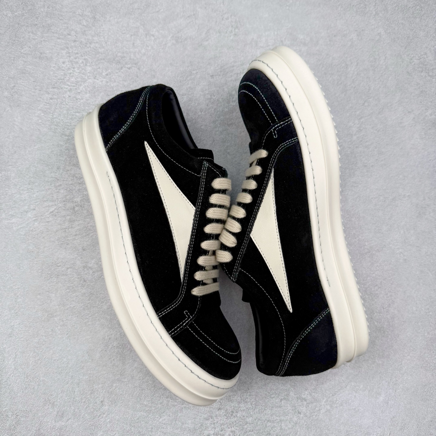 图片[3]-＃F纯原 Rick Owens Edfu 瑞克·欧文斯低帮皮面时尚运动板鞋 最新版底模 drkshdw字体凸出来的 无半点色差 斜纹布的材质和间距都是极致还原 【鞋头采用原版一致工艺 又翘又歪的效果目前这个技术市面上的任何版本都达不到这个效果】【经历了3个半月时间洪师傅带领8人团队终于研究出1-1复刻还原版本 东莞厚街洪师傅是一位有着17年的开板师经验丰富的一位老师傅 一针一孔的研究 私模开发205个走针69个细节一步到位不敢说百分百💯保证有百分之98还原 慢工出细活 好的产品不怕晚 这次的开发针对艺术家 收藏家 高品质的人群 定制品牌logo的拉链 超大一比一规格礼盒装 重达3斤以上 外加定制欧文斯保护盒 配有日文、英文 双语种配件卡片 细节诠释 一件不落 鞋盒翻盖 三标 正面+底部都一一做到 虽然增加不了实质的成本 但是打磨产品的细节 再微小也会还原 尺码：38 39 40 41 42 43 44 45 46-选品中心