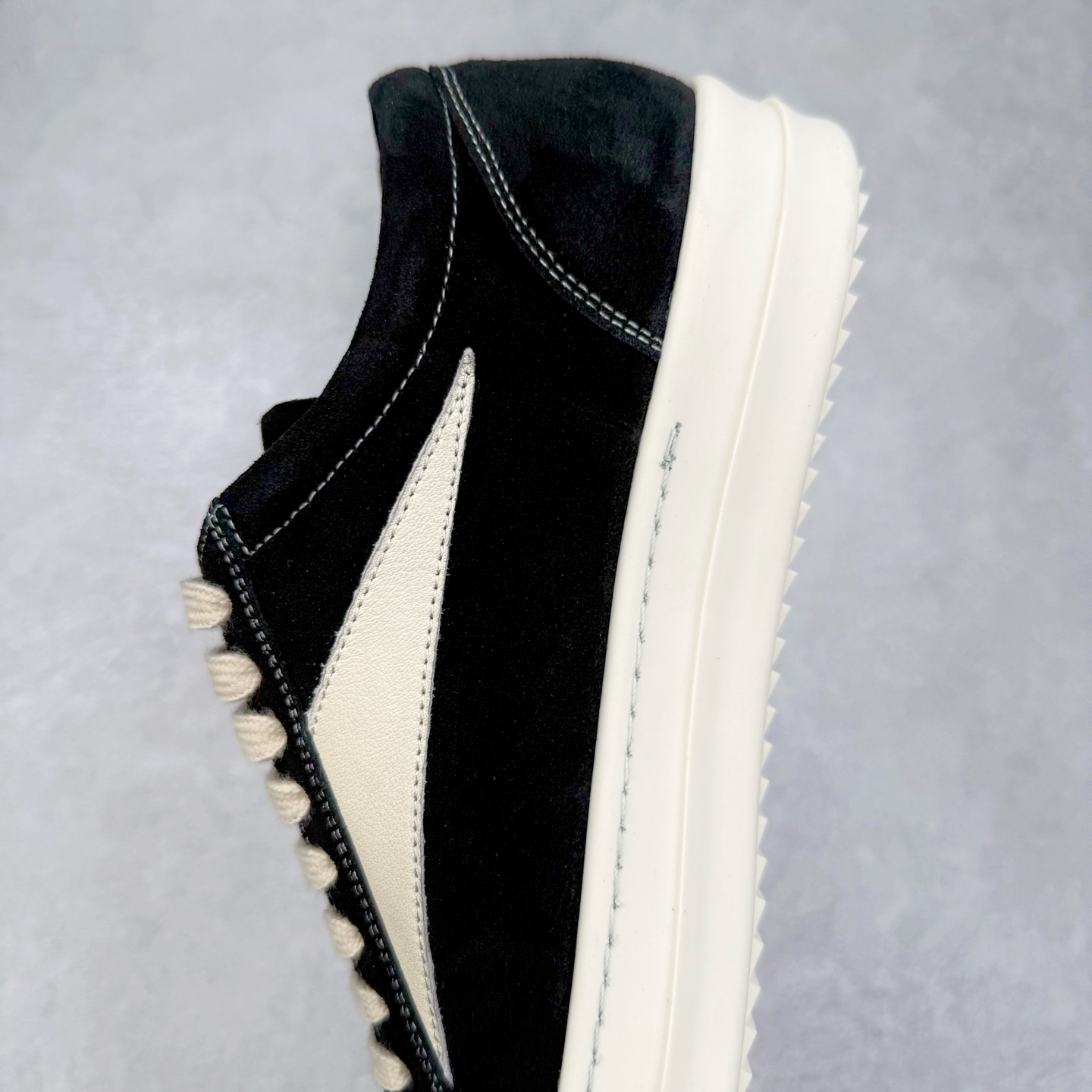 图片[7]-＃F纯原 Rick Owens Edfu 瑞克·欧文斯低帮皮面时尚运动板鞋 最新版底模 drkshdw字体凸出来的 无半点色差 斜纹布的材质和间距都是极致还原 【鞋头采用原版一致工艺 又翘又歪的效果目前这个技术市面上的任何版本都达不到这个效果】【经历了3个半月时间洪师傅带领8人团队终于研究出1-1复刻还原版本 东莞厚街洪师傅是一位有着17年的开板师经验丰富的一位老师傅 一针一孔的研究 私模开发205个走针69个细节一步到位不敢说百分百💯保证有百分之98还原 慢工出细活 好的产品不怕晚 这次的开发针对艺术家 收藏家 高品质的人群 定制品牌logo的拉链 超大一比一规格礼盒装 重达3斤以上 外加定制欧文斯保护盒 配有日文、英文 双语种配件卡片 细节诠释 一件不落 鞋盒翻盖 三标 正面+底部都一一做到 虽然增加不了实质的成本 但是打磨产品的细节 再微小也会还原 尺码：38 39 40 41 42 43 44 45 46-选品中心