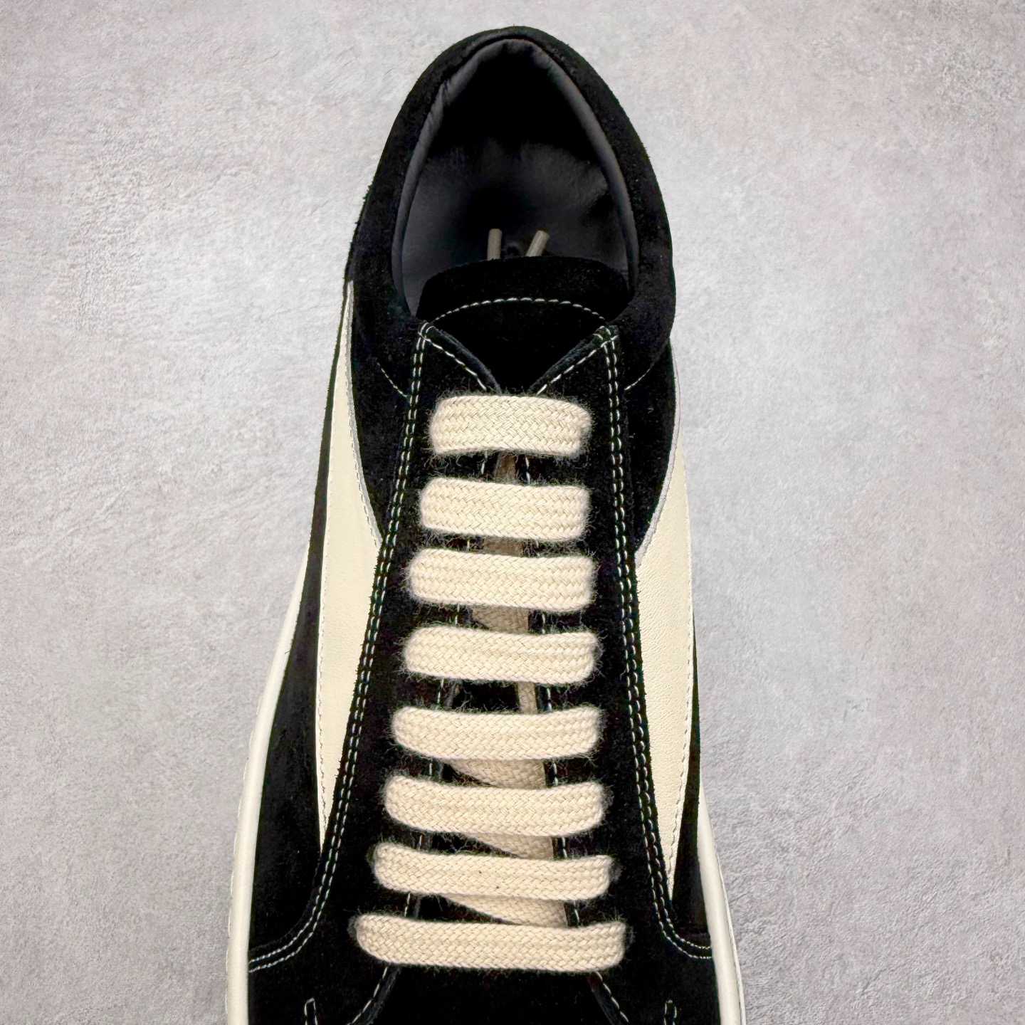 图片[5]-＃F纯原 Rick Owens Edfu 瑞克·欧文斯低帮皮面时尚运动板鞋 最新版底模 drkshdw字体凸出来的 无半点色差 斜纹布的材质和间距都是极致还原 【鞋头采用原版一致工艺 又翘又歪的效果目前这个技术市面上的任何版本都达不到这个效果】【经历了3个半月时间洪师傅带领8人团队终于研究出1-1复刻还原版本 东莞厚街洪师傅是一位有着17年的开板师经验丰富的一位老师傅 一针一孔的研究 私模开发205个走针69个细节一步到位不敢说百分百💯保证有百分之98还原 慢工出细活 好的产品不怕晚 这次的开发针对艺术家 收藏家 高品质的人群 定制品牌logo的拉链 超大一比一规格礼盒装 重达3斤以上 外加定制欧文斯保护盒 配有日文、英文 双语种配件卡片 细节诠释 一件不落 鞋盒翻盖 三标 正面+底部都一一做到 虽然增加不了实质的成本 但是打磨产品的细节 再微小也会还原 尺码：38 39 40 41 42 43 44 45 46-选品中心