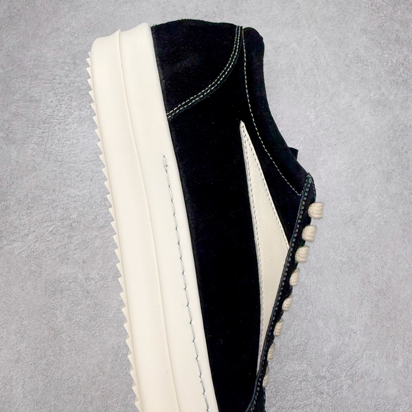 图片[6]-＃F纯原 Rick Owens Edfu 瑞克·欧文斯低帮皮面时尚运动板鞋 最新版底模 drkshdw字体凸出来的 无半点色差 斜纹布的材质和间距都是极致还原 【鞋头采用原版一致工艺 又翘又歪的效果目前这个技术市面上的任何版本都达不到这个效果】【经历了3个半月时间洪师傅带领8人团队终于研究出1-1复刻还原版本 东莞厚街洪师傅是一位有着17年的开板师经验丰富的一位老师傅 一针一孔的研究 私模开发205个走针69个细节一步到位不敢说百分百💯保证有百分之98还原 慢工出细活 好的产品不怕晚 这次的开发针对艺术家 收藏家 高品质的人群 定制品牌logo的拉链 超大一比一规格礼盒装 重达3斤以上 外加定制欧文斯保护盒 配有日文、英文 双语种配件卡片 细节诠释 一件不落 鞋盒翻盖 三标 正面+底部都一一做到 虽然增加不了实质的成本 但是打磨产品的细节 再微小也会还原 尺码：38 39 40 41 42 43 44 45 46-选品中心