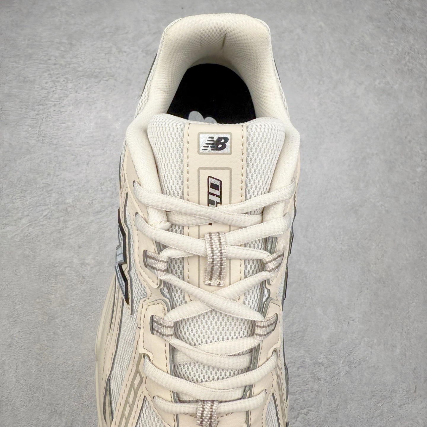 图片[5]-＃DT纯原 New Balance MR740 NB新百伦系列复古老爹风休闲运动慢跑鞋 采用轻质牛剖革拼接透气网眼衬垫织物鞋面材质 T-Beam大底提供足步弓支撑 保持步态稳定#后跟搭载外露缓震胶 鞋身整体以各种深浅不一的灰色覆盖 鞋头以淡蓝色调装饰，网眼衬垫通过不规律的色块实现做旧的美感 泛黄的鞋底更是进一步增添了复古气息 尺码：36 37 37.5 38 38.5 39.5 40 40.5 41.5 42 42.5 43 44 44.5 45-选品中心