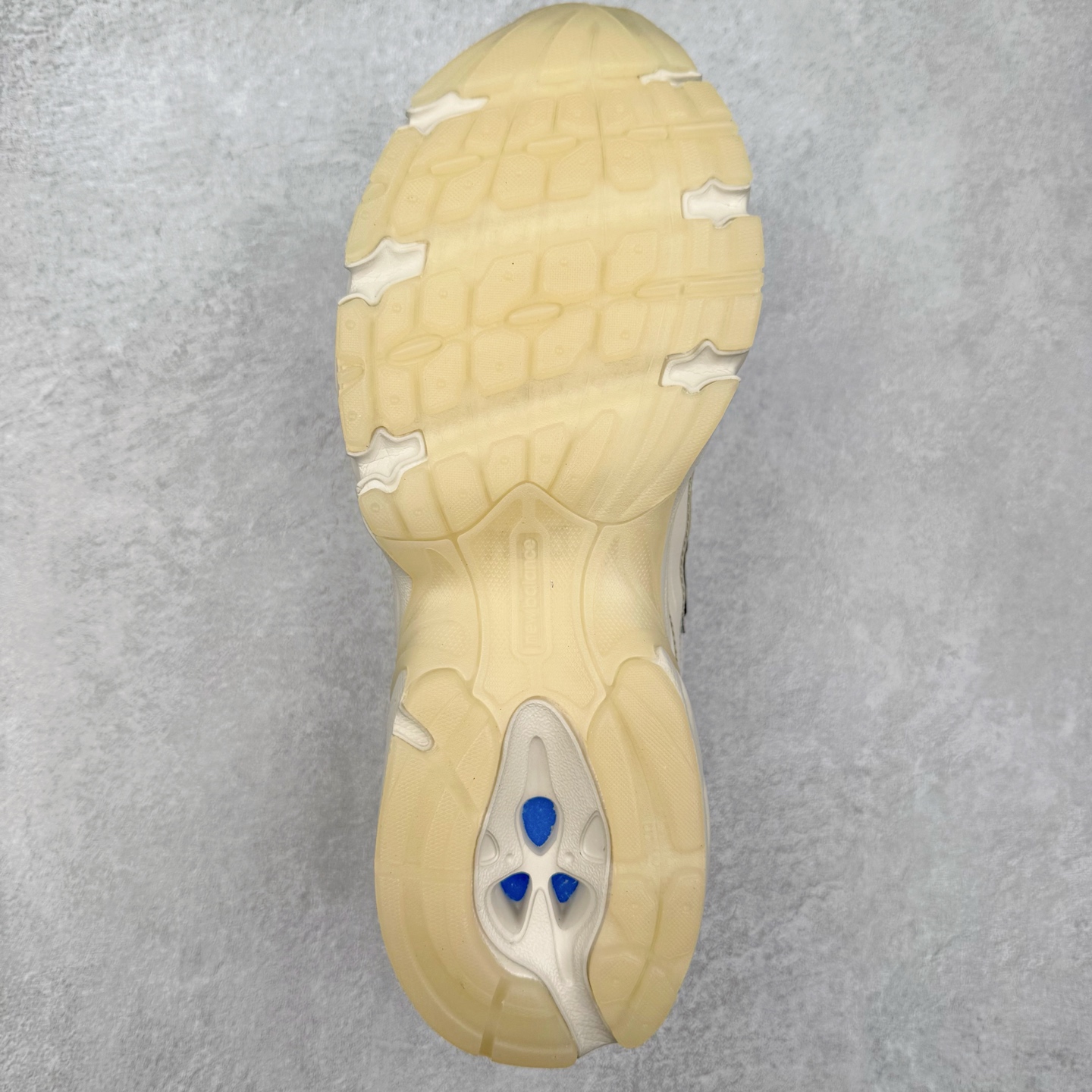 图片[9]-＃DT纯原 New Balance MR740 NB新百伦系列复古老爹风休闲运动慢跑鞋 采用轻质牛剖革拼接透气网眼衬垫织物鞋面材质 T-Beam大底提供足步弓支撑 保持步态稳定#后跟搭载外露缓震胶 鞋身整体以各种深浅不一的灰色覆盖 鞋头以淡蓝色调装饰，网眼衬垫通过不规律的色块实现做旧的美感 泛黄的鞋底更是进一步增添了复古气息 尺码：36 37 37.5 38 38.5 39.5 40 40.5 41.5 42 42.5 43 44 44.5 45-选品中心