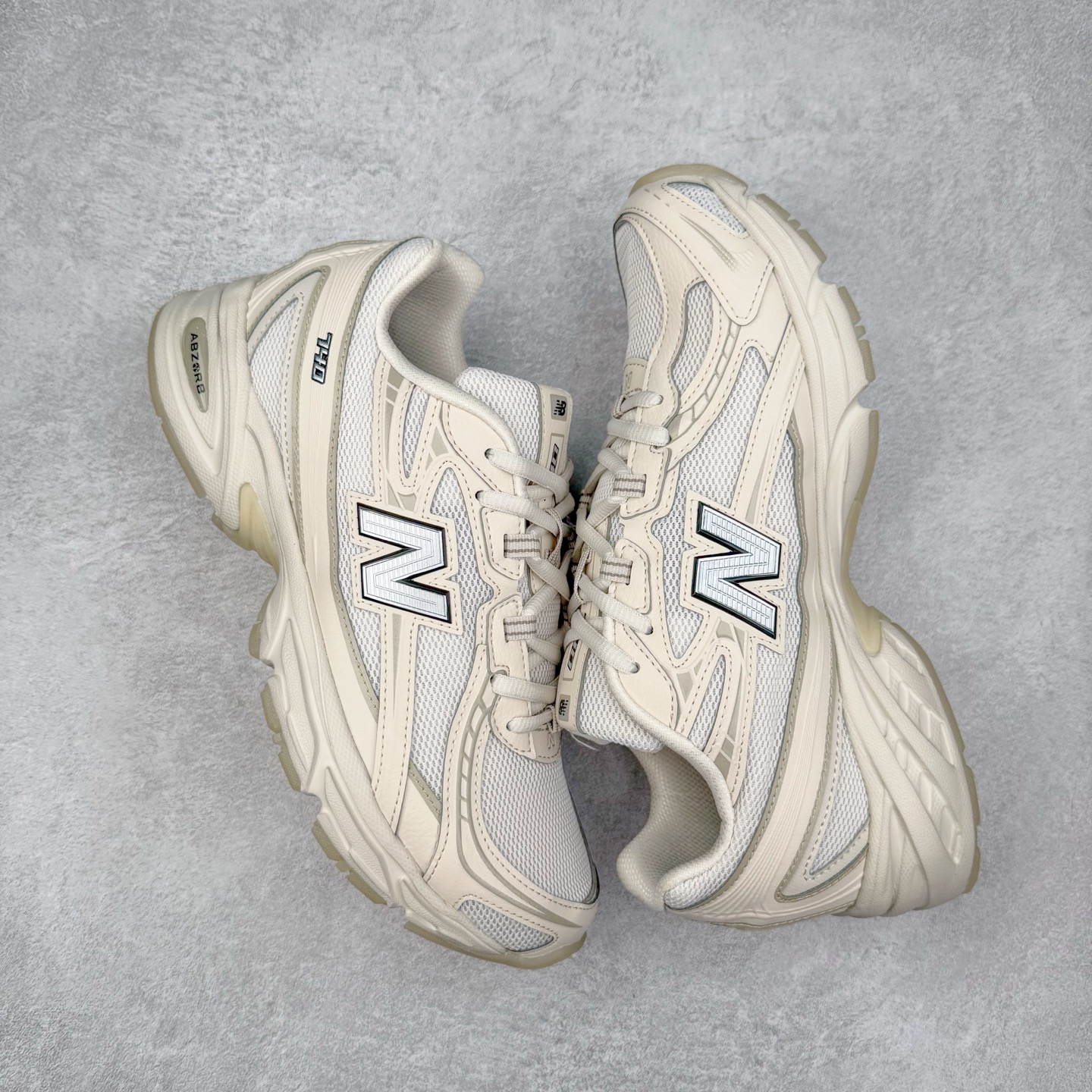 图片[3]-＃DT纯原 New Balance MR740 NB新百伦系列复古老爹风休闲运动慢跑鞋 采用轻质牛剖革拼接透气网眼衬垫织物鞋面材质 T-Beam大底提供足步弓支撑 保持步态稳定#后跟搭载外露缓震胶 鞋身整体以各种深浅不一的灰色覆盖 鞋头以淡蓝色调装饰，网眼衬垫通过不规律的色块实现做旧的美感 泛黄的鞋底更是进一步增添了复古气息 尺码：36 37 37.5 38 38.5 39.5 40 40.5 41.5 42 42.5 43 44 44.5 45-选品中心