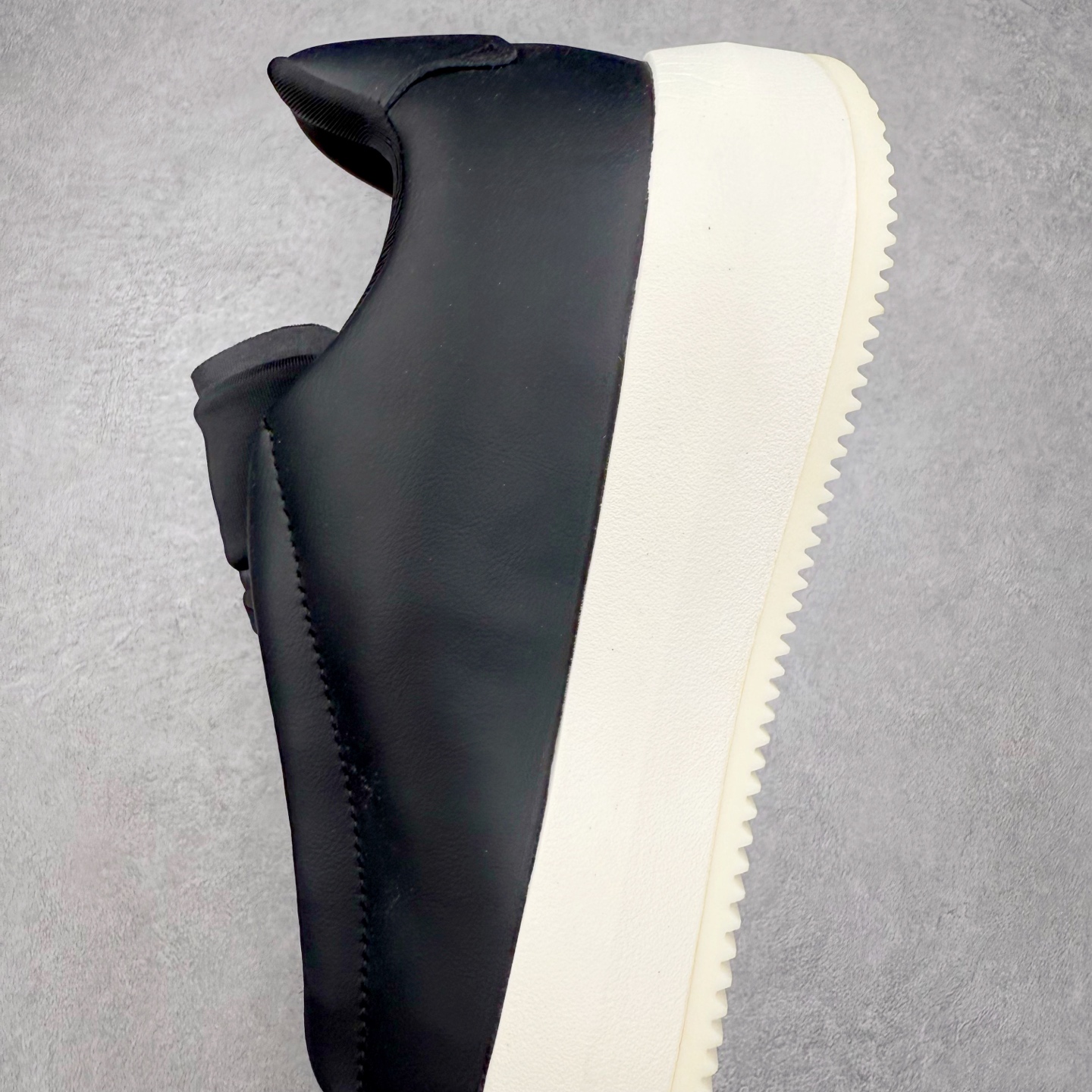 图片[7]-AD Labcourt 百搭休闲轻松舒适耐磨透气低帮板鞋 FOG平替单品 鞋面使用了绒毛麂皮 鞋面和鞋底连接处使用了包边处理 看起来更加精致有型 内里也使用了光滑的优质皮革 鞋垫上的LOGO彰显品牌身份 鞋子后脚跟处的英文 ENDINEERED FOR THE STYLE OF FUTURE译为 为未来的风格而设计 货号：JQ2301 尺码：36 36.5 37 38 38.5 39 40 40.5 41 42 42.5 43 44 44.5 45-选品中心