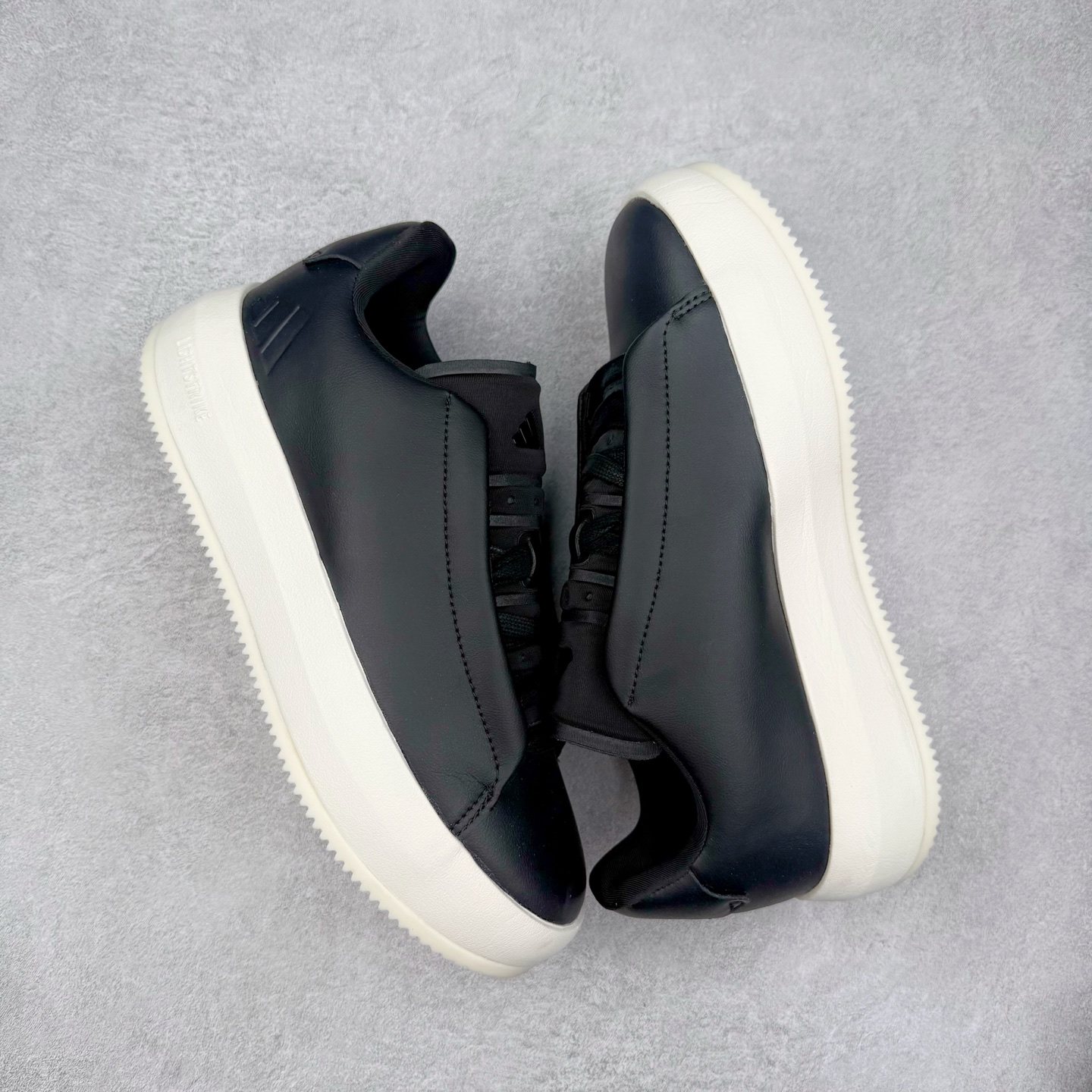 图片[3]-AD Labcourt 百搭休闲轻松舒适耐磨透气低帮板鞋 FOG平替单品 鞋面使用了绒毛麂皮 鞋面和鞋底连接处使用了包边处理 看起来更加精致有型 内里也使用了光滑的优质皮革 鞋垫上的LOGO彰显品牌身份 鞋子后脚跟处的英文 ENDINEERED FOR THE STYLE OF FUTURE译为 为未来的风格而设计 货号：JQ2301 尺码：36 36.5 37 38 38.5 39 40 40.5 41 42 42.5 43 44 44.5 45-选品中心