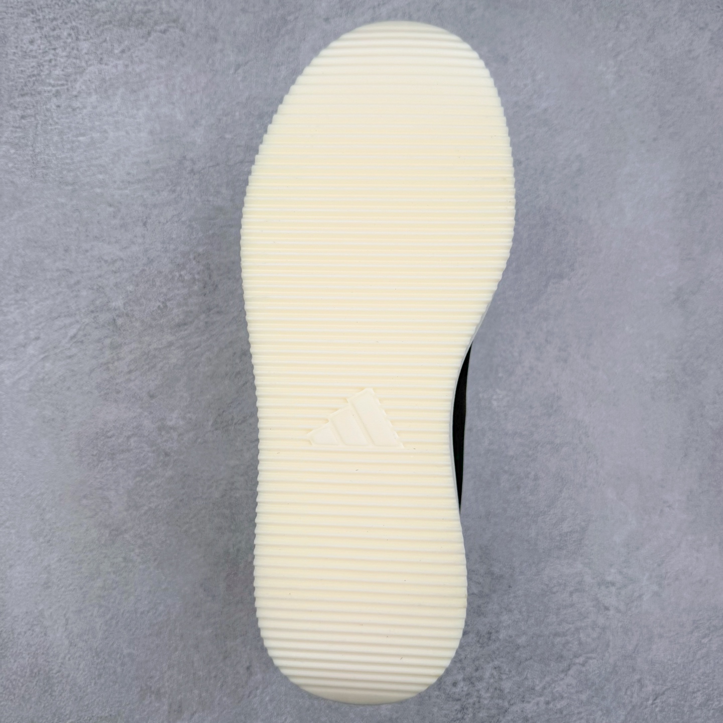 图片[9]-AD Labcourt 百搭休闲轻松舒适耐磨透气低帮板鞋 FOG平替单品 鞋面使用了绒毛麂皮 鞋面和鞋底连接处使用了包边处理 看起来更加精致有型 内里也使用了光滑的优质皮革 鞋垫上的LOGO彰显品牌身份 鞋子后脚跟处的英文 ENDINEERED FOR THE STYLE OF FUTURE译为 为未来的风格而设计 货号：JQ2301 尺码：36 36.5 37 38 38.5 39 40 40.5 41 42 42.5 43 44 44.5 45-选品中心