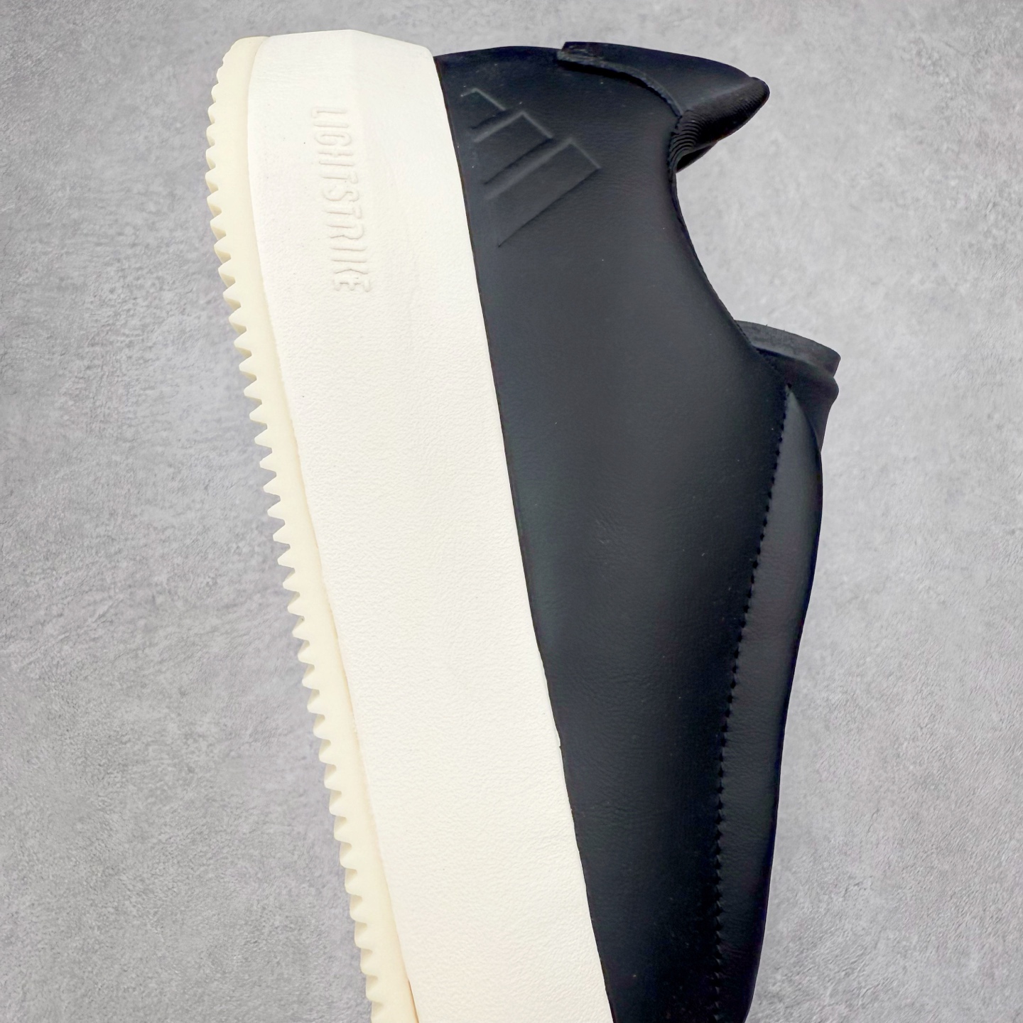 图片[6]-AD Labcourt 百搭休闲轻松舒适耐磨透气低帮板鞋 FOG平替单品 鞋面使用了绒毛麂皮 鞋面和鞋底连接处使用了包边处理 看起来更加精致有型 内里也使用了光滑的优质皮革 鞋垫上的LOGO彰显品牌身份 鞋子后脚跟处的英文 ENDINEERED FOR THE STYLE OF FUTURE译为 为未来的风格而设计 货号：JQ2301 尺码：36 36.5 37 38 38.5 39 40 40.5 41 42 42.5 43 44 44.5 45-选品中心