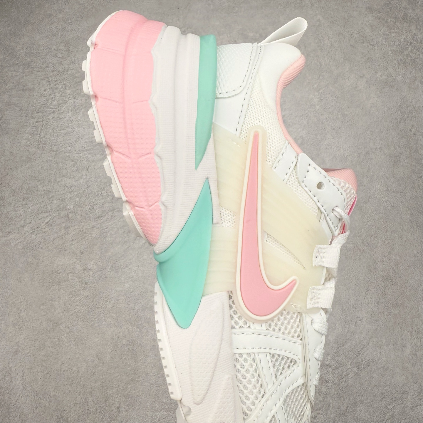 图片[6]-NK V2K Runtekk 减震防滑低帮 复古老爹鞋跑步鞋 FD0736-002 鞋款被命名为 Runtekk 设计上借鉴了 2000 年的跑鞋风格 配色上以金属银为主调 简练又有复古运动气质 材质上使用大面积网眼、皮革、TPU 组成 支撑和透气性肯定不错 中底处由 Cushlon 泡绵打造 保证在压马路时可以提供优秀脚感 并通过一手做旧氧化效果突出复古感 中底造型很容易让大家联想到巴黎世家3XL 增高效果同样不能忽视 尺码：36 36.5 37.5 38 38.5 39 40 40.5 41 42 42.5 43 44 44.5 45-选品中心