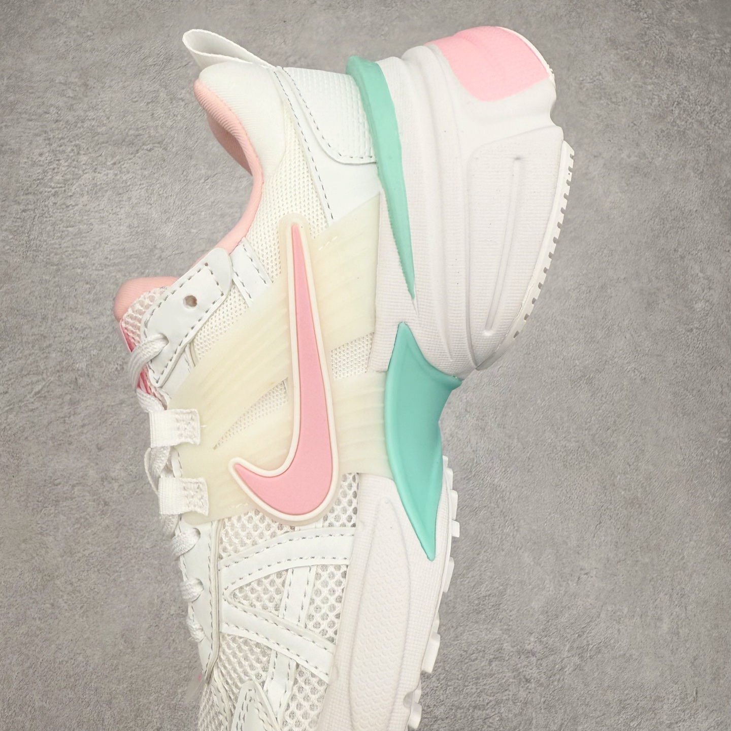 图片[7]-NK V2K Runtekk 减震防滑低帮 复古老爹鞋跑步鞋 FD0736-002 鞋款被命名为 Runtekk 设计上借鉴了 2000 年的跑鞋风格 配色上以金属银为主调 简练又有复古运动气质 材质上使用大面积网眼、皮革、TPU 组成 支撑和透气性肯定不错 中底处由 Cushlon 泡绵打造 保证在压马路时可以提供优秀脚感 并通过一手做旧氧化效果突出复古感 中底造型很容易让大家联想到巴黎世家3XL 增高效果同样不能忽视 尺码：36 36.5 37.5 38 38.5 39 40 40.5 41 42 42.5 43 44 44.5 45-选品中心