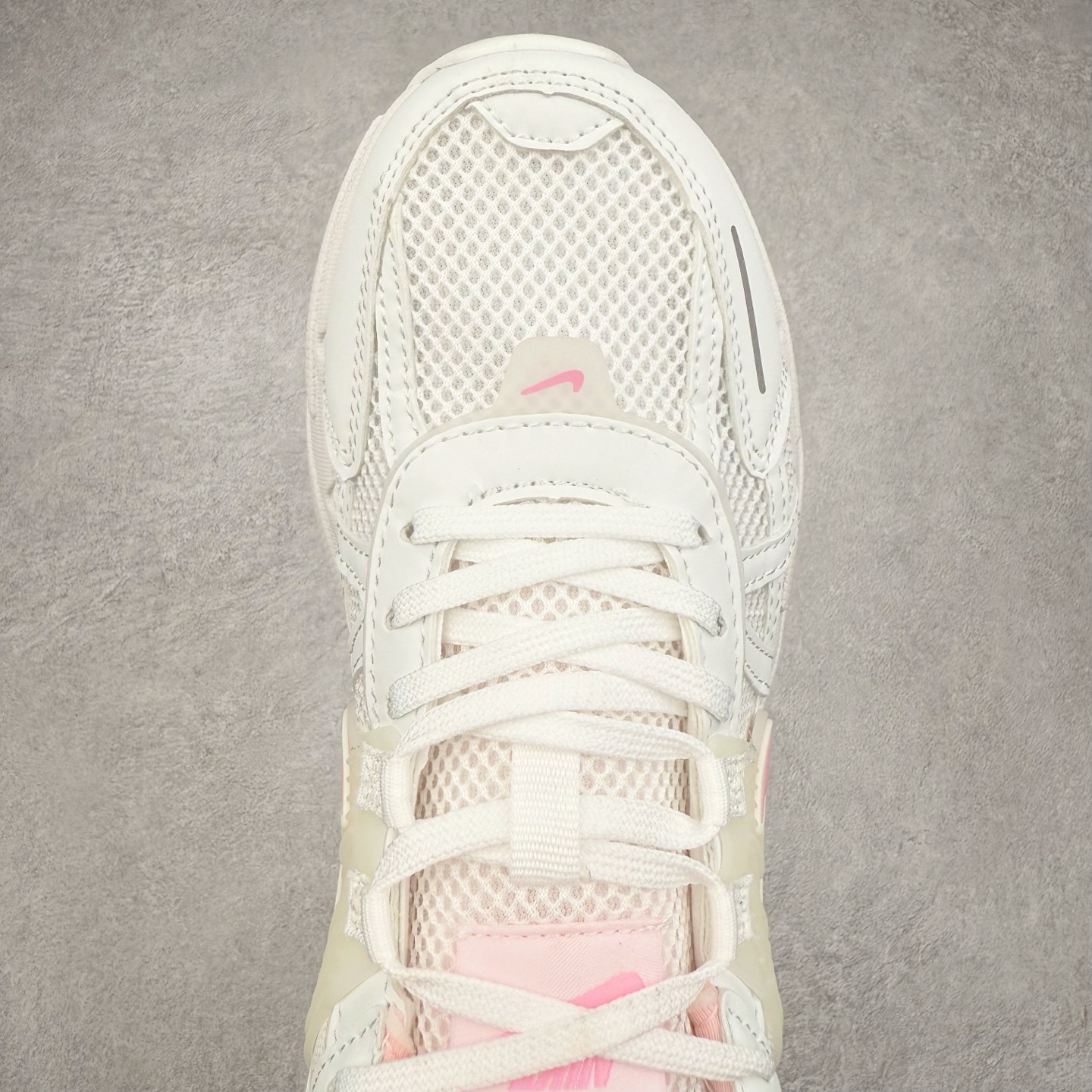 图片[4]-NK V2K Runtekk 减震防滑低帮 复古老爹鞋跑步鞋 FD0736-002 鞋款被命名为 Runtekk 设计上借鉴了 2000 年的跑鞋风格 配色上以金属银为主调 简练又有复古运动气质 材质上使用大面积网眼、皮革、TPU 组成 支撑和透气性肯定不错 中底处由 Cushlon 泡绵打造 保证在压马路时可以提供优秀脚感 并通过一手做旧氧化效果突出复古感 中底造型很容易让大家联想到巴黎世家3XL 增高效果同样不能忽视 尺码：36 36.5 37.5 38 38.5 39 40 40.5 41 42 42.5 43 44 44.5 45-选品中心