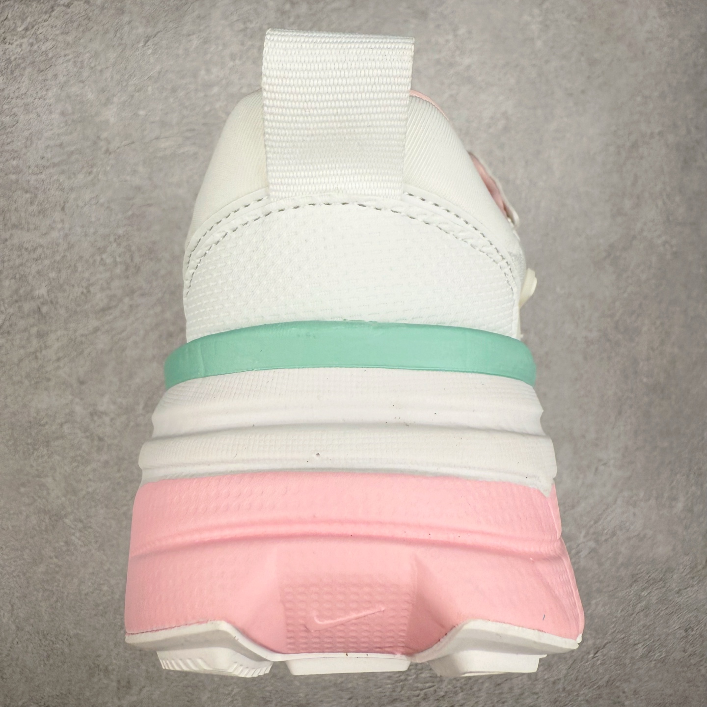 图片[8]-NK V2K Runtekk 减震防滑低帮 复古老爹鞋跑步鞋 FD0736-002 鞋款被命名为 Runtekk 设计上借鉴了 2000 年的跑鞋风格 配色上以金属银为主调 简练又有复古运动气质 材质上使用大面积网眼、皮革、TPU 组成 支撑和透气性肯定不错 中底处由 Cushlon 泡绵打造 保证在压马路时可以提供优秀脚感 并通过一手做旧氧化效果突出复古感 中底造型很容易让大家联想到巴黎世家3XL 增高效果同样不能忽视 尺码：36 36.5 37.5 38 38.5 39 40 40.5 41 42 42.5 43 44 44.5 45-选品中心