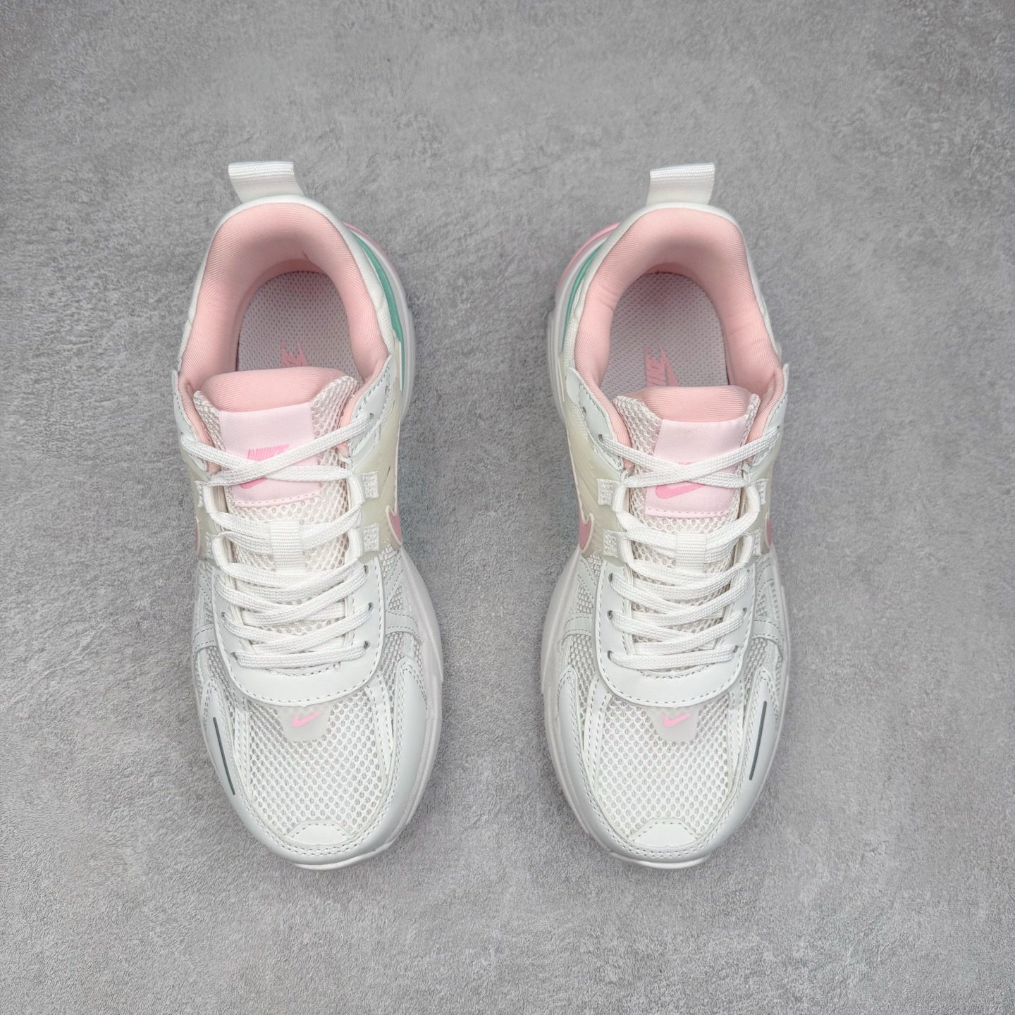 图片[2]-NK V2K Runtekk 减震防滑低帮 复古老爹鞋跑步鞋 FD0736-002 鞋款被命名为 Runtekk 设计上借鉴了 2000 年的跑鞋风格 配色上以金属银为主调 简练又有复古运动气质 材质上使用大面积网眼、皮革、TPU 组成 支撑和透气性肯定不错 中底处由 Cushlon 泡绵打造 保证在压马路时可以提供优秀脚感 并通过一手做旧氧化效果突出复古感 中底造型很容易让大家联想到巴黎世家3XL 增高效果同样不能忽视 尺码：36 36.5 37.5 38 38.5 39 40 40.5 41 42 42.5 43 44 44.5 45-选品中心