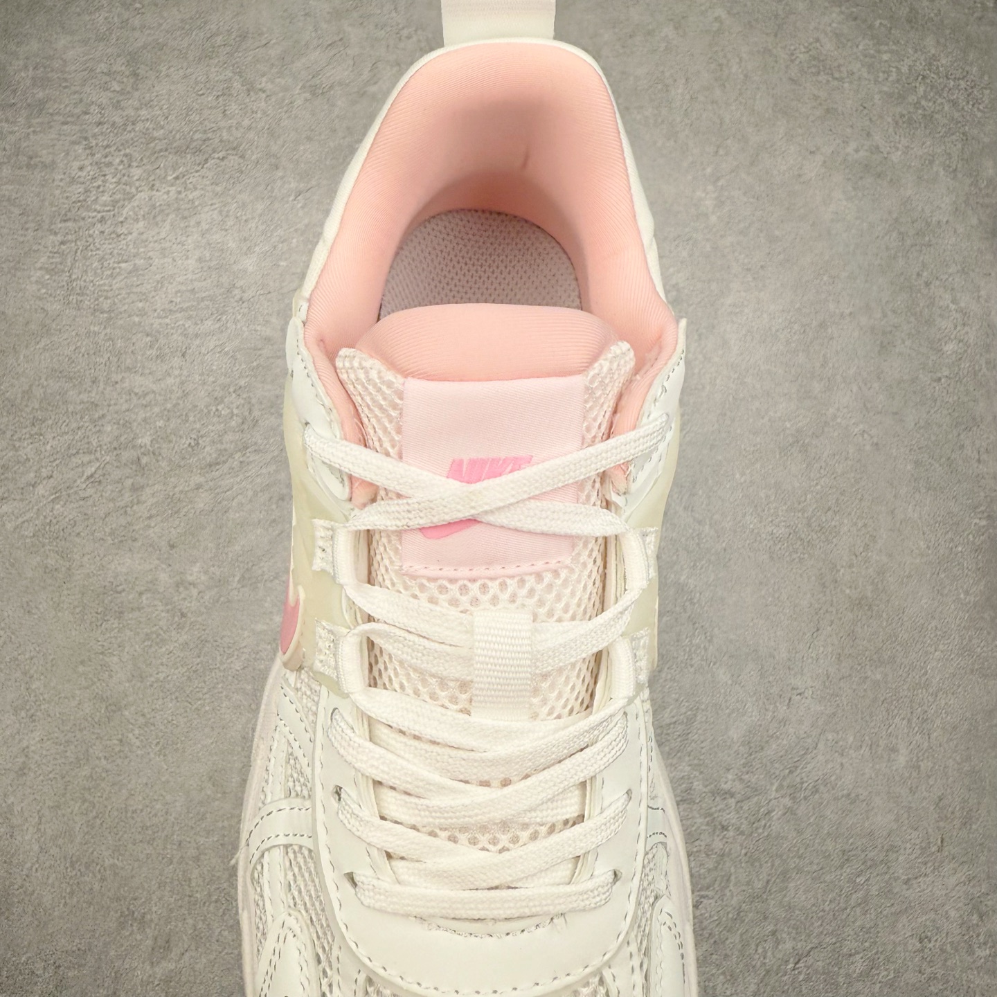 图片[5]-NK V2K Runtekk 减震防滑低帮 复古老爹鞋跑步鞋 FD0736-002 鞋款被命名为 Runtekk 设计上借鉴了 2000 年的跑鞋风格 配色上以金属银为主调 简练又有复古运动气质 材质上使用大面积网眼、皮革、TPU 组成 支撑和透气性肯定不错 中底处由 Cushlon 泡绵打造 保证在压马路时可以提供优秀脚感 并通过一手做旧氧化效果突出复古感 中底造型很容易让大家联想到巴黎世家3XL 增高效果同样不能忽视 尺码：36 36.5 37.5 38 38.5 39 40 40.5 41 42 42.5 43 44 44.5 45-选品中心