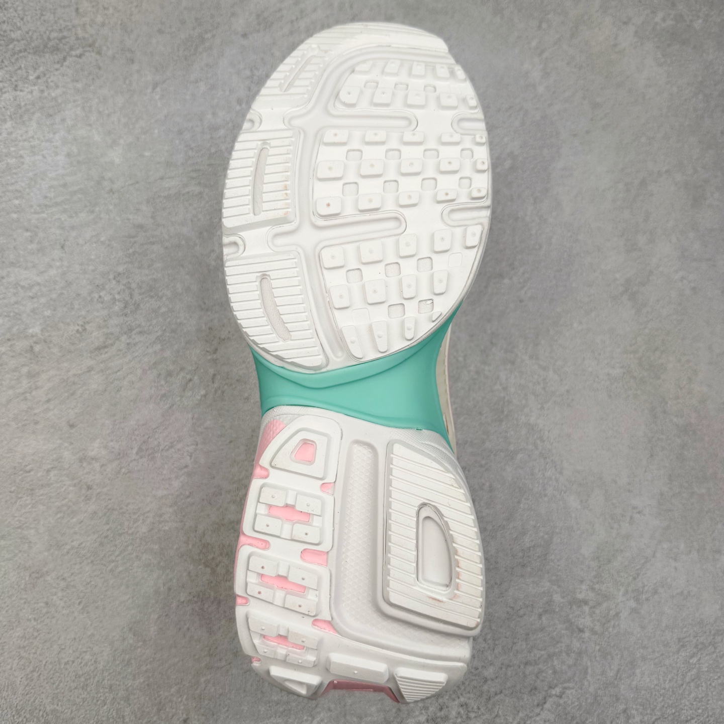 图片[9]-NK V2K Runtekk 减震防滑低帮 复古老爹鞋跑步鞋 FD0736-002 鞋款被命名为 Runtekk 设计上借鉴了 2000 年的跑鞋风格 配色上以金属银为主调 简练又有复古运动气质 材质上使用大面积网眼、皮革、TPU 组成 支撑和透气性肯定不错 中底处由 Cushlon 泡绵打造 保证在压马路时可以提供优秀脚感 并通过一手做旧氧化效果突出复古感 中底造型很容易让大家联想到巴黎世家3XL 增高效果同样不能忽视 尺码：36 36.5 37.5 38 38.5 39 40 40.5 41 42 42.5 43 44 44.5 45-选品中心