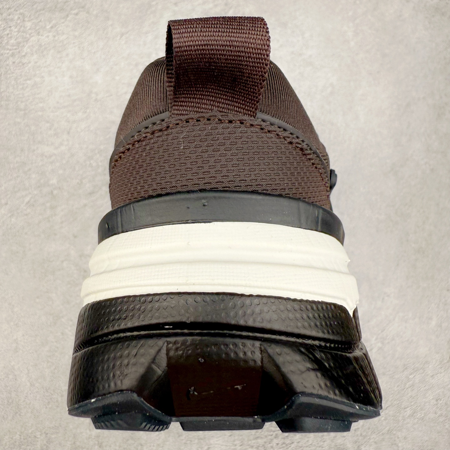 图片[8]-NK V2K Runtekk 减震防滑低帮 复古老爹鞋跑步鞋 HJ4497-200 鞋款被命名为 Runtekk 设计上借鉴了 2000 年的跑鞋风格 配色上以金属银为主调 简练又有复古运动气质 材质上使用大面积网眼、皮革、TPU 组成 支撑和透气性肯定不错 中底处由 Cushlon 泡绵打造 保证在压马路时可以提供优秀脚感 并通过一手做旧氧化效果突出复古感 中底造型很容易让大家联想到巴黎世家3XL 增高效果同样不能忽视 尺码：36 36.5 37.5 38 38.5 39 40 40.5 41 42 42.5 43 44 44.5 45-选品中心