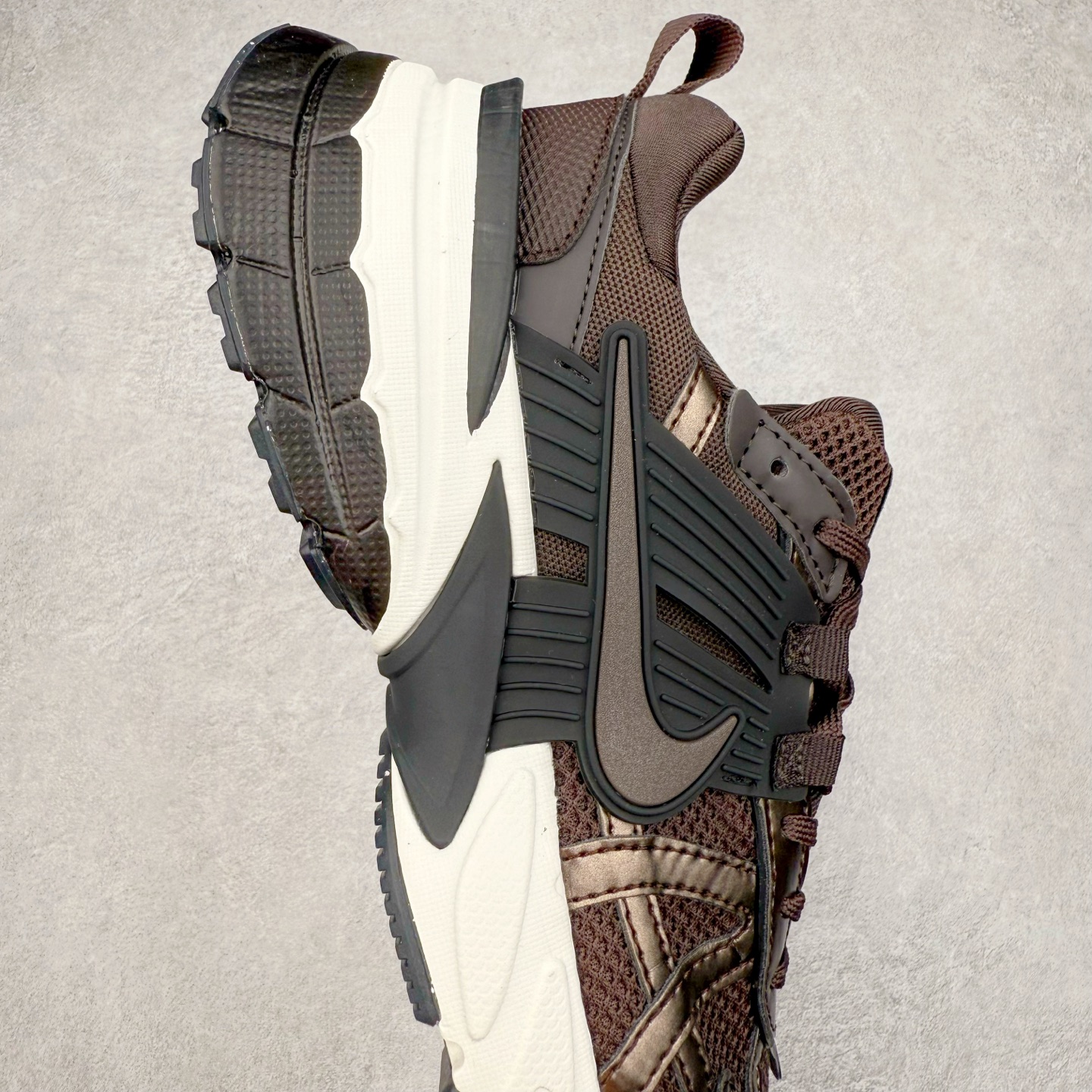 图片[6]-NK V2K Runtekk 减震防滑低帮 复古老爹鞋跑步鞋 HJ4497-200 鞋款被命名为 Runtekk 设计上借鉴了 2000 年的跑鞋风格 配色上以金属银为主调 简练又有复古运动气质 材质上使用大面积网眼、皮革、TPU 组成 支撑和透气性肯定不错 中底处由 Cushlon 泡绵打造 保证在压马路时可以提供优秀脚感 并通过一手做旧氧化效果突出复古感 中底造型很容易让大家联想到巴黎世家3XL 增高效果同样不能忽视 尺码：36 36.5 37.5 38 38.5 39 40 40.5 41 42 42.5 43 44 44.5 45-选品中心