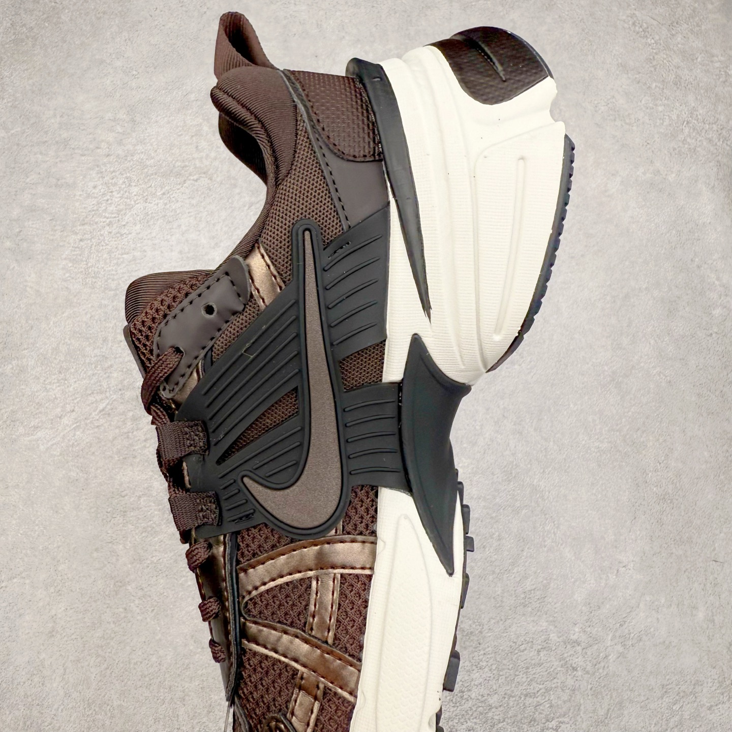 图片[7]-NK V2K Runtekk 减震防滑低帮 复古老爹鞋跑步鞋 HJ4497-200 鞋款被命名为 Runtekk 设计上借鉴了 2000 年的跑鞋风格 配色上以金属银为主调 简练又有复古运动气质 材质上使用大面积网眼、皮革、TPU 组成 支撑和透气性肯定不错 中底处由 Cushlon 泡绵打造 保证在压马路时可以提供优秀脚感 并通过一手做旧氧化效果突出复古感 中底造型很容易让大家联想到巴黎世家3XL 增高效果同样不能忽视 尺码：36 36.5 37.5 38 38.5 39 40 40.5 41 42 42.5 43 44 44.5 45-选品中心