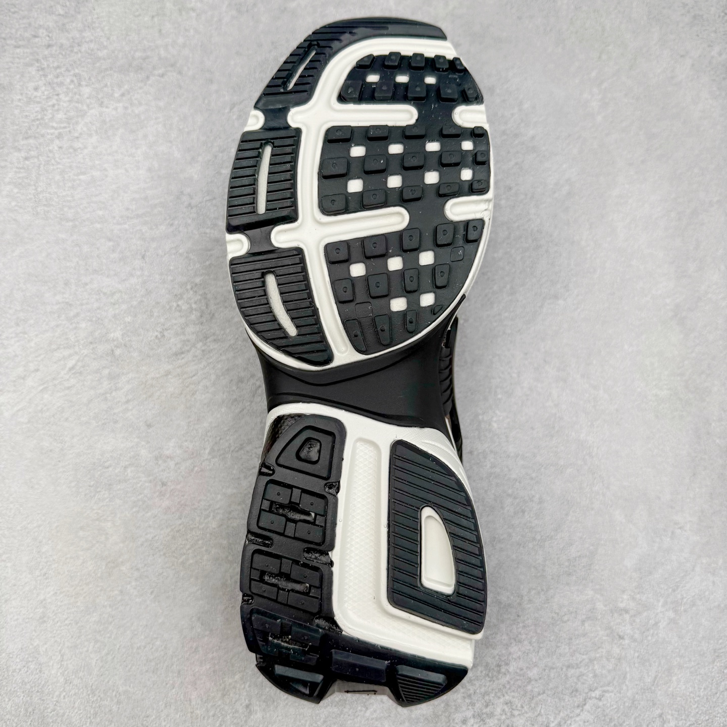 图片[9]-NK V2K Runtekk 减震防滑低帮 复古老爹鞋跑步鞋 HJ4497-200 鞋款被命名为 Runtekk 设计上借鉴了 2000 年的跑鞋风格 配色上以金属银为主调 简练又有复古运动气质 材质上使用大面积网眼、皮革、TPU 组成 支撑和透气性肯定不错 中底处由 Cushlon 泡绵打造 保证在压马路时可以提供优秀脚感 并通过一手做旧氧化效果突出复古感 中底造型很容易让大家联想到巴黎世家3XL 增高效果同样不能忽视 尺码：36 36.5 37.5 38 38.5 39 40 40.5 41 42 42.5 43 44 44.5 45-选品中心