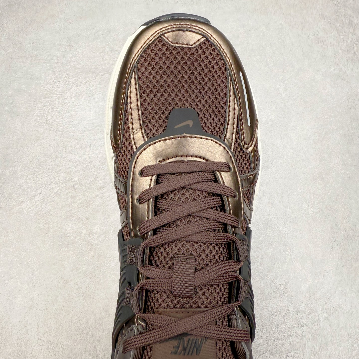 图片[4]-NK V2K Runtekk 减震防滑低帮 复古老爹鞋跑步鞋 HJ4497-200 鞋款被命名为 Runtekk 设计上借鉴了 2000 年的跑鞋风格 配色上以金属银为主调 简练又有复古运动气质 材质上使用大面积网眼、皮革、TPU 组成 支撑和透气性肯定不错 中底处由 Cushlon 泡绵打造 保证在压马路时可以提供优秀脚感 并通过一手做旧氧化效果突出复古感 中底造型很容易让大家联想到巴黎世家3XL 增高效果同样不能忽视 尺码：36 36.5 37.5 38 38.5 39 40 40.5 41 42 42.5 43 44 44.5 45-选品中心