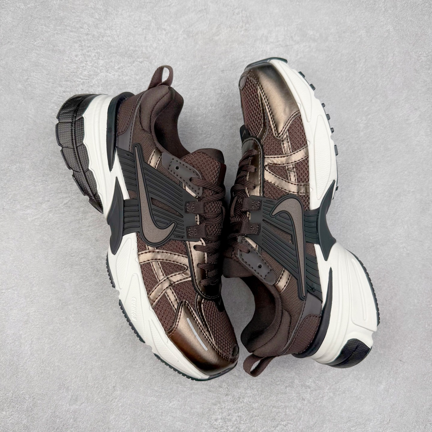 图片[3]-NK V2K Runtekk 减震防滑低帮 复古老爹鞋跑步鞋 HJ4497-200 鞋款被命名为 Runtekk 设计上借鉴了 2000 年的跑鞋风格 配色上以金属银为主调 简练又有复古运动气质 材质上使用大面积网眼、皮革、TPU 组成 支撑和透气性肯定不错 中底处由 Cushlon 泡绵打造 保证在压马路时可以提供优秀脚感 并通过一手做旧氧化效果突出复古感 中底造型很容易让大家联想到巴黎世家3XL 增高效果同样不能忽视 尺码：36 36.5 37.5 38 38.5 39 40 40.5 41 42 42.5 43 44 44.5 45-选品中心