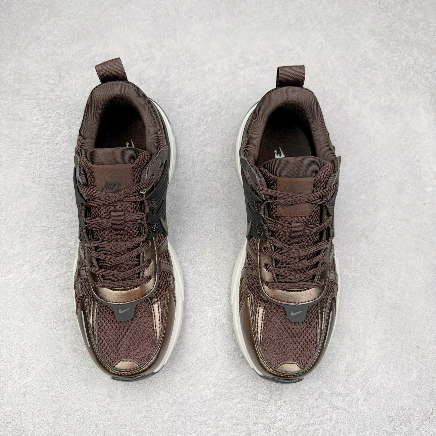 图片[2]-NK V2K Runtekk 减震防滑低帮 复古老爹鞋跑步鞋 HJ4497-200 鞋款被命名为 Runtekk 设计上借鉴了 2000 年的跑鞋风格 配色上以金属银为主调 简练又有复古运动气质 材质上使用大面积网眼、皮革、TPU 组成 支撑和透气性肯定不错 中底处由 Cushlon 泡绵打造 保证在压马路时可以提供优秀脚感 并通过一手做旧氧化效果突出复古感 中底造型很容易让大家联想到巴黎世家3XL 增高效果同样不能忽视 尺码：36 36.5 37.5 38 38.5 39 40 40.5 41 42 42.5 43 44 44.5 45-选品中心