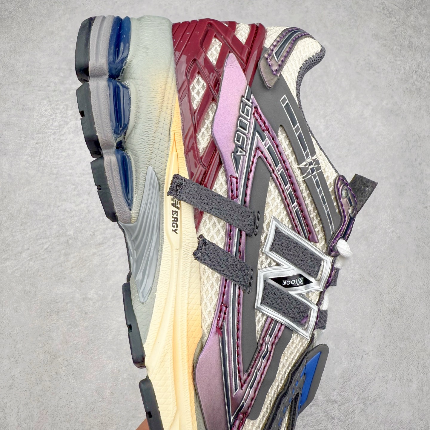 图片[6]-New Balance M1906R NB新百伦系列复古老爹风休闲运动慢跑鞋 日韩出口特供订单 全网最全配色 配套商长期套现长期补货 全新货品 正常出厂触屏不到的单价 超级跑量款 全套原楦原纸板原厂数据开发 进口三明治网面 原装进口翻毛皮料正确绒感卡色 正确中底拉帮中底网布细节 采用轻质牛剖革拼接透气网眼衬垫织物鞋面材质 T-Beam大底提供足步弓支撑 保持步态稳定 后跟搭载外露缓震胶 鞋身整体以各种深浅不一的灰色覆盖 鞋头以淡蓝色调装饰 网眼衬垫通过不规律的色块实现做旧的美感 泛黄的鞋底更是进一步增添了复古气息 尺码：36 37 37.5 38 38.5 39.5 40 40.5 41.5 42 42.5 43 44 45-选品中心